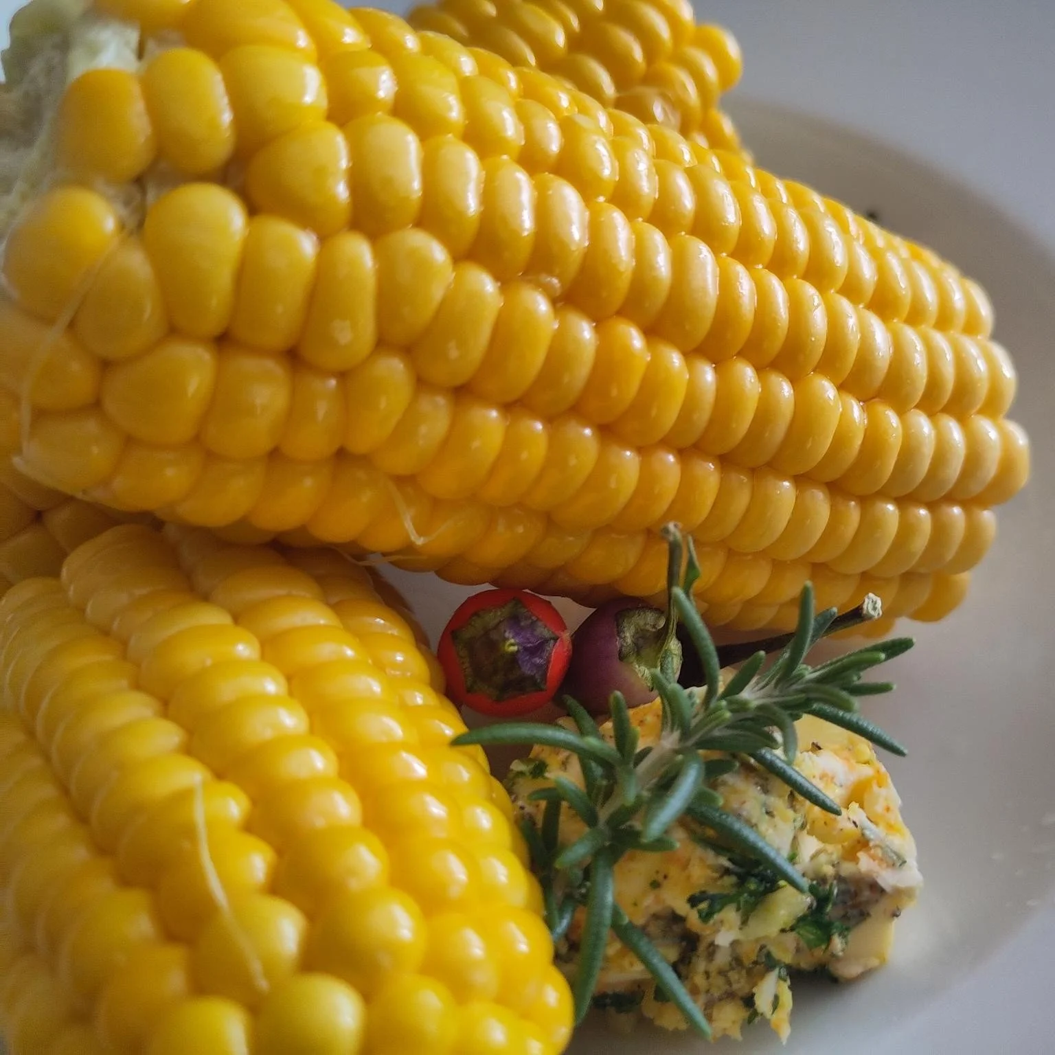 Maiskolben mit Kräuterbutter