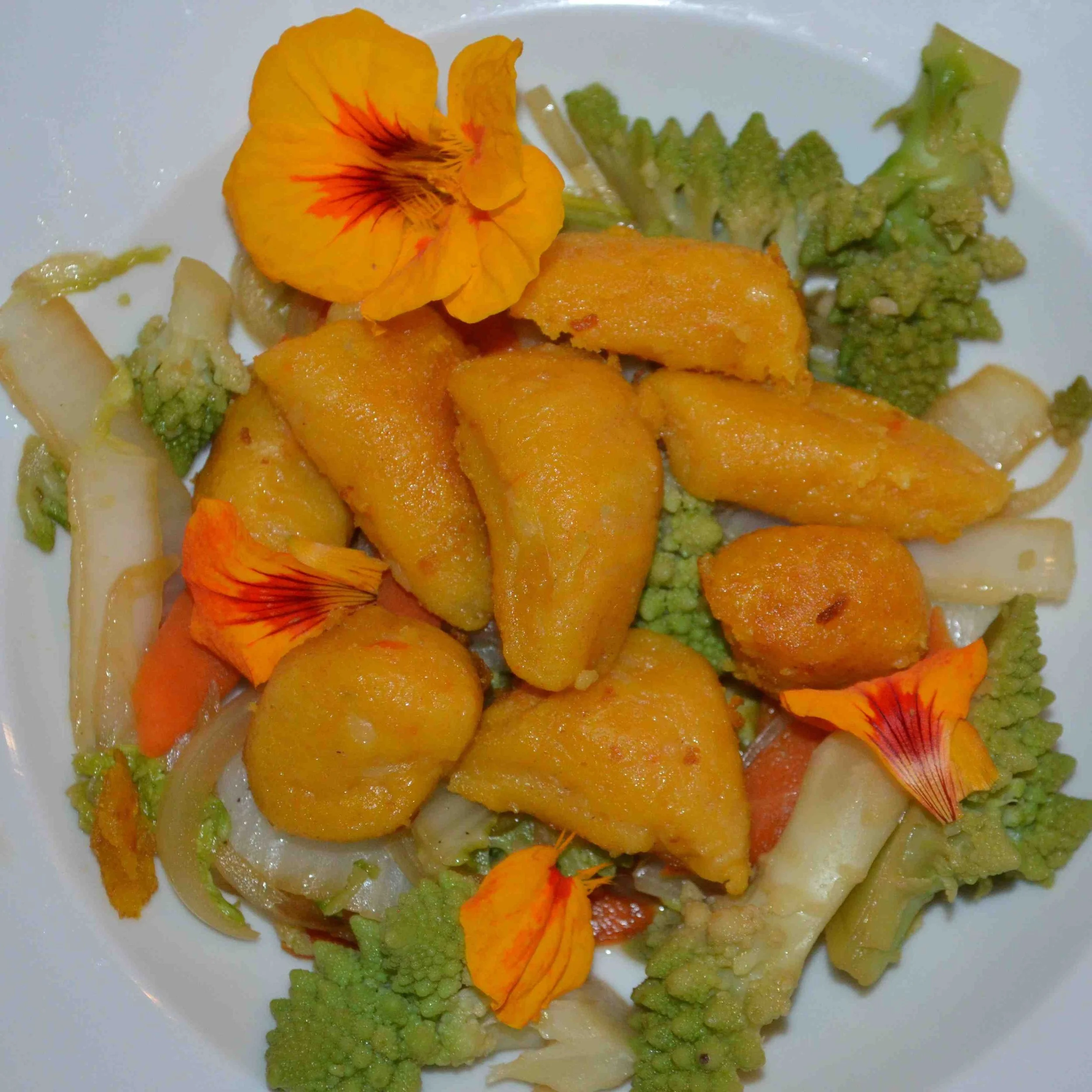Gebratene Kürbis-Gnocchi in Gemüsepfanne