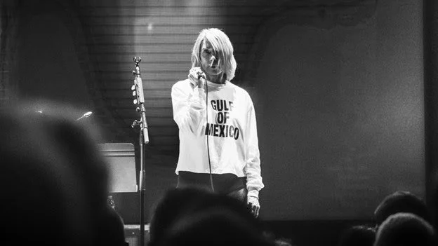 Kim Gordon resignifica Bye Bye | Usa palabras prohibidas por Trump