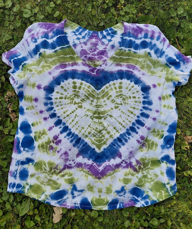 1X V-Neck – Geode Heart