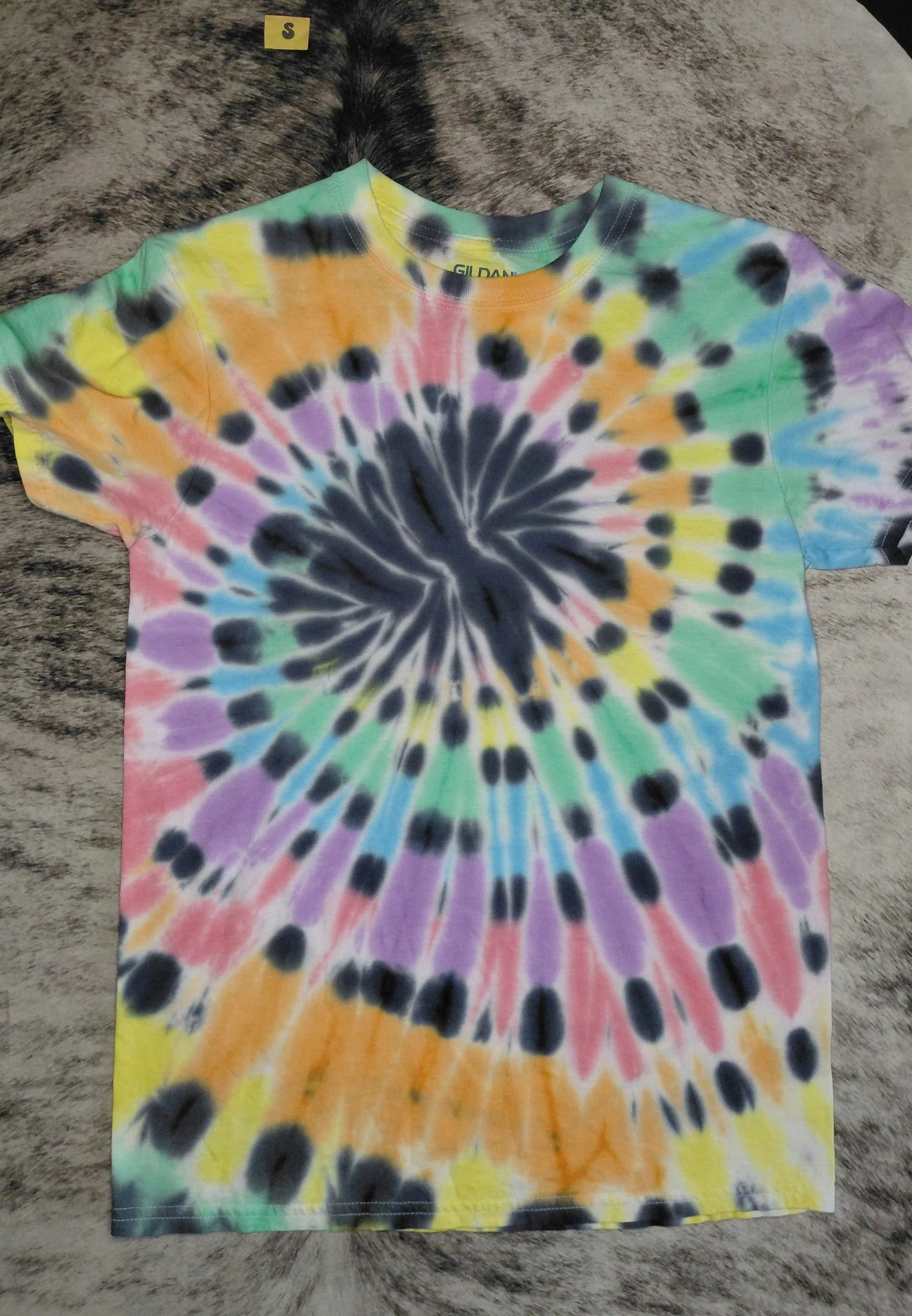 Small rainbow black hole tie-dye