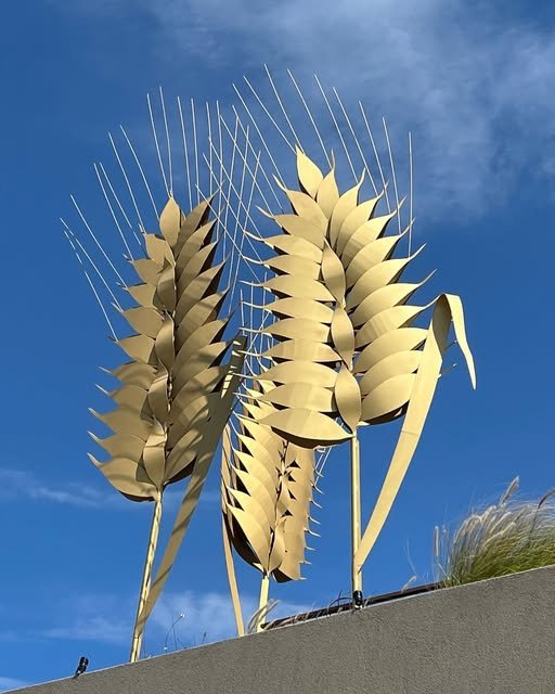 This sculpture presents a refined interpretation of nature through a contemporary and monumental form. Inspired by wheat, the work transforms a familiar agricultural symbol into a striking architectural presence, where organic structure meets sculptu