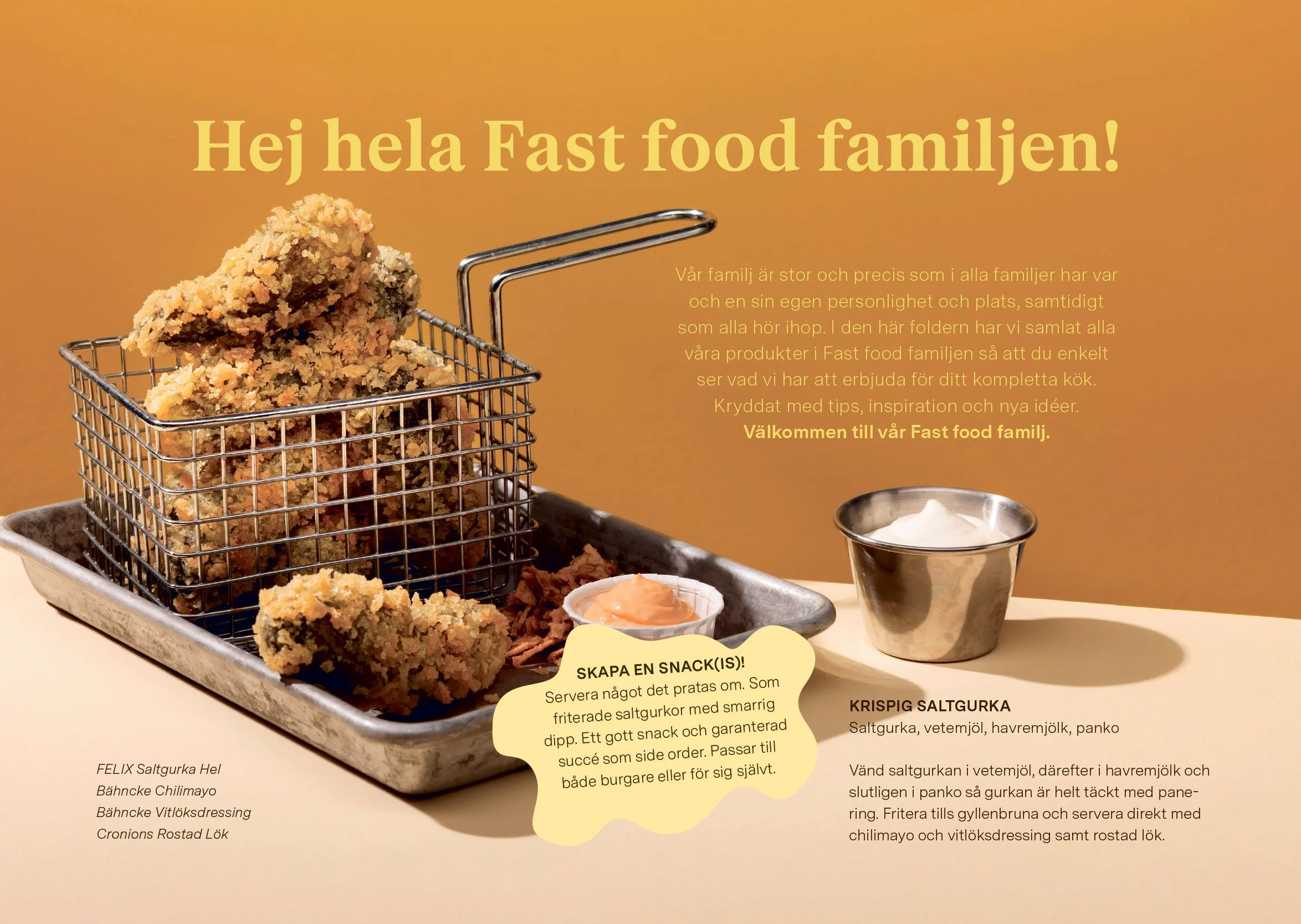 Photo of a fast food presentation featuring a metal tray with seasoned fried chicken pieces, a small metal cup of creamy dip, and text describing various fast food offerings in Swedish. The background is tan, with additional text about a food family.