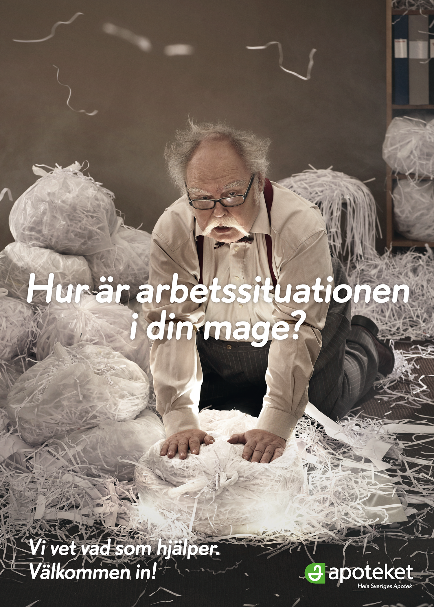 An elderly man with glasses and a bow tie is crawling on the floor among shredded paper and other torn paper balls, with a brown background and a bookshelf. The text overlay in Swedish reads, 'Hur är arbetssituationen i din mape?', and the bottom tex