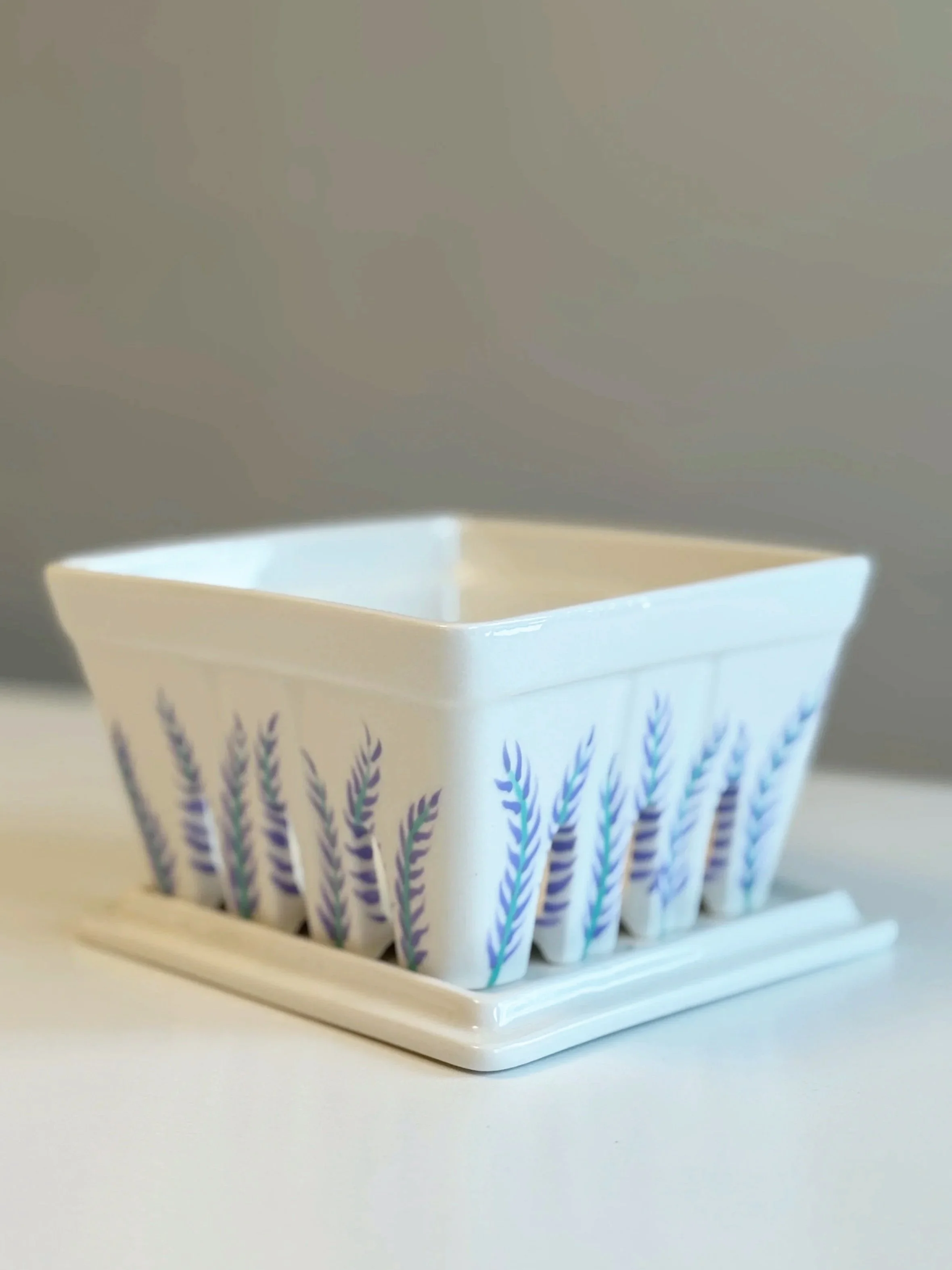 lavender | berry basket with lid/tray