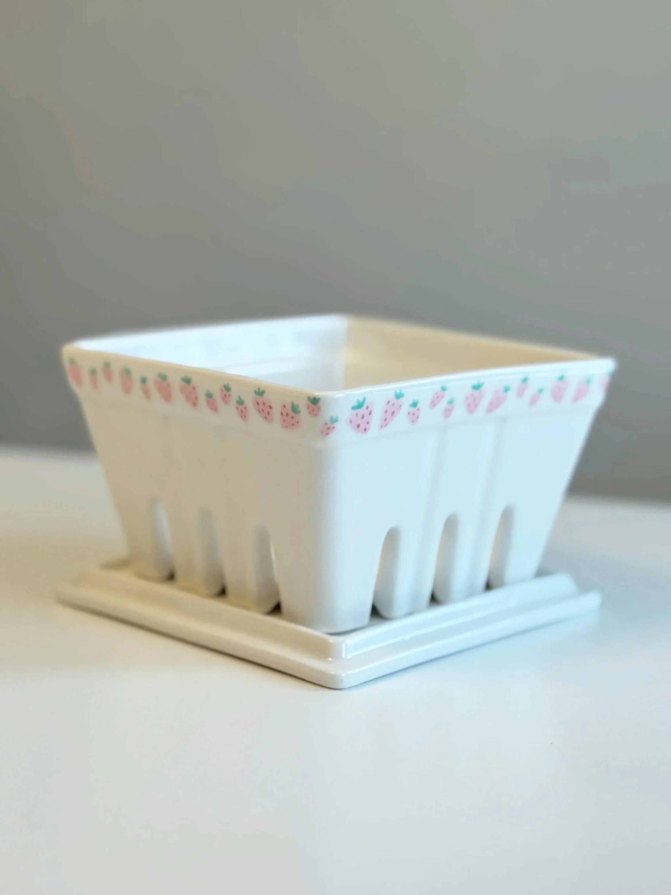 strawberry | berry basket with lid/tray