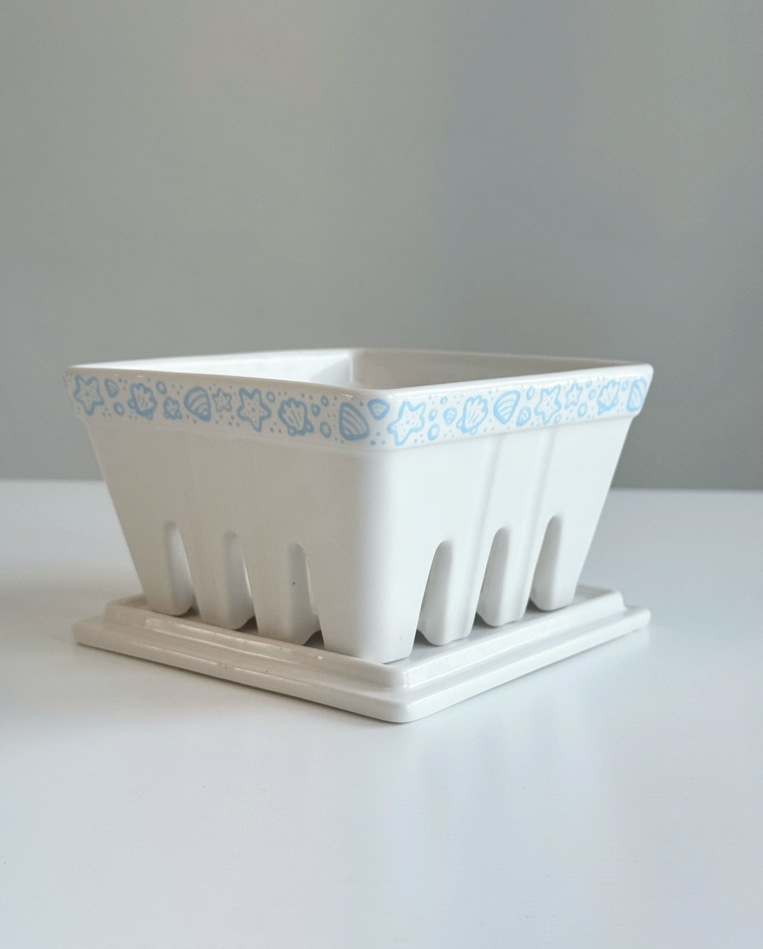 blue seashells | berry basket with lid/drip tray