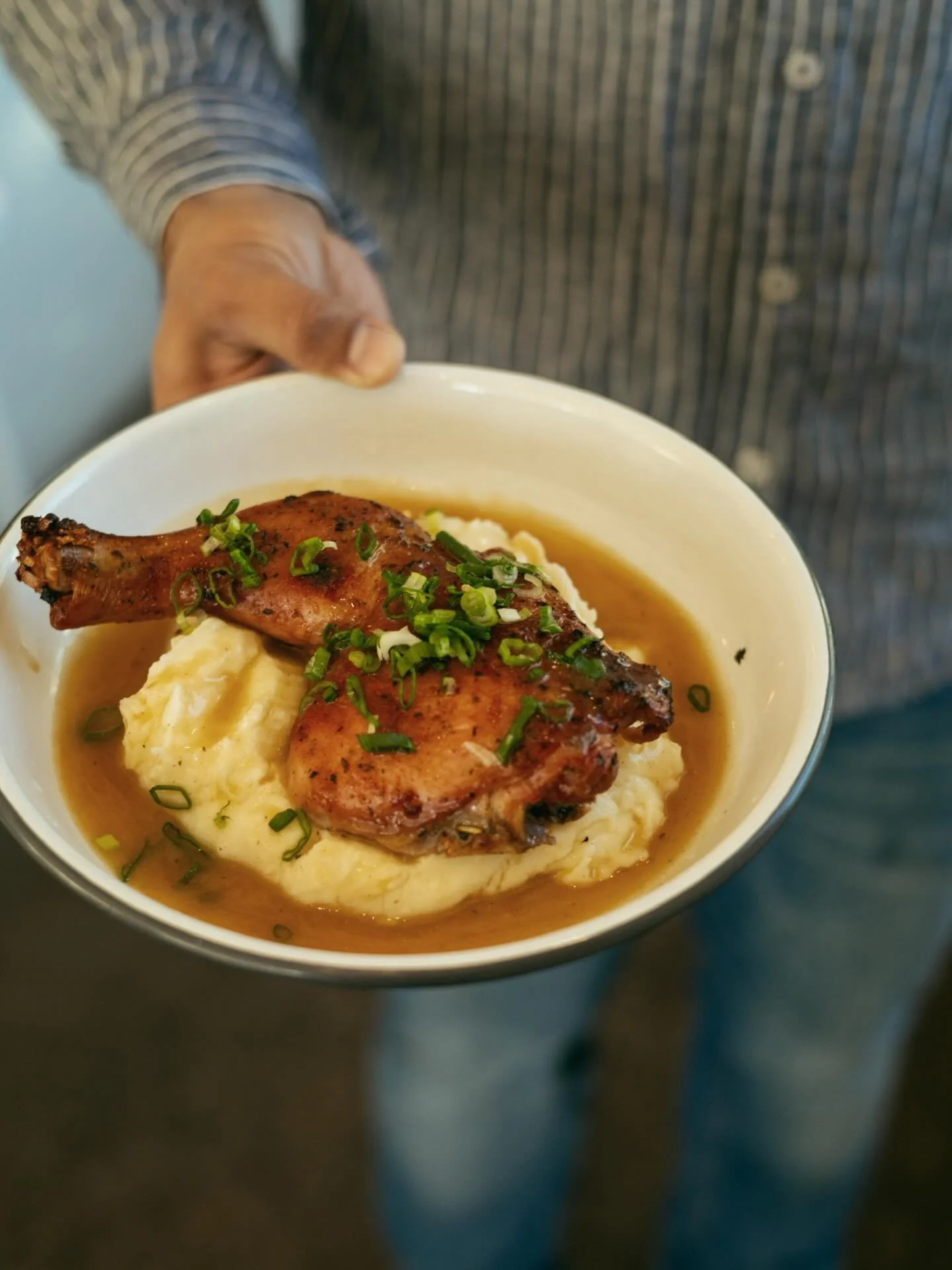 bar Arden.🍴

come on in&hellip; the water (&amp; the drinks &amp; the food) are pretty damn fine 🍸🦪

captures by our talented friend 🌊 @samidandrea