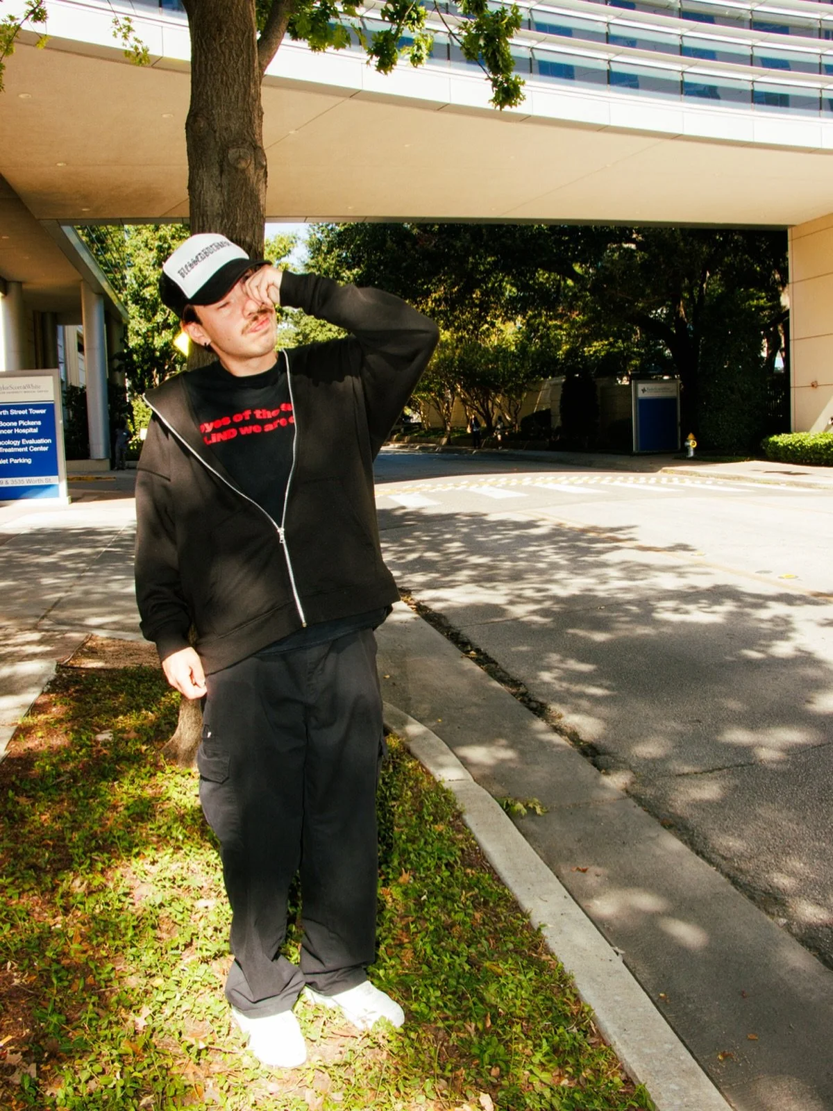 Shout out to my team, and shout out to everyone that comes to the shows and buys merch. We get to do our thang because of YOU. 
📸: @reindewdle