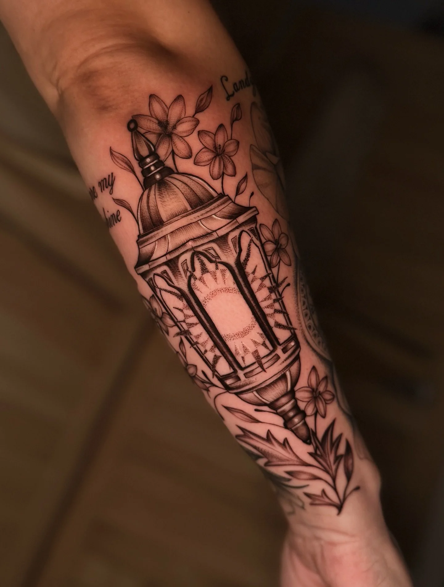 🌞 @tianamarielis #lanterntattoo #blackandgreytattoo #suntattoo #floraltattoo