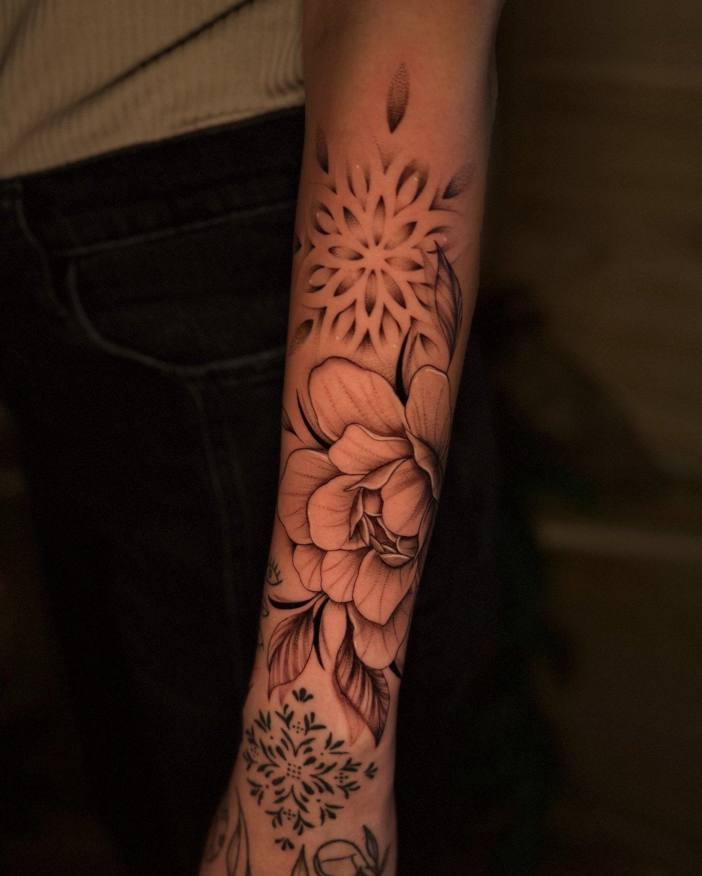 dainty 🤝🏼 soft 
#peonytattoo #mandalatattoo #finelinetattoos #blackandgreytattoo #cttattooartist