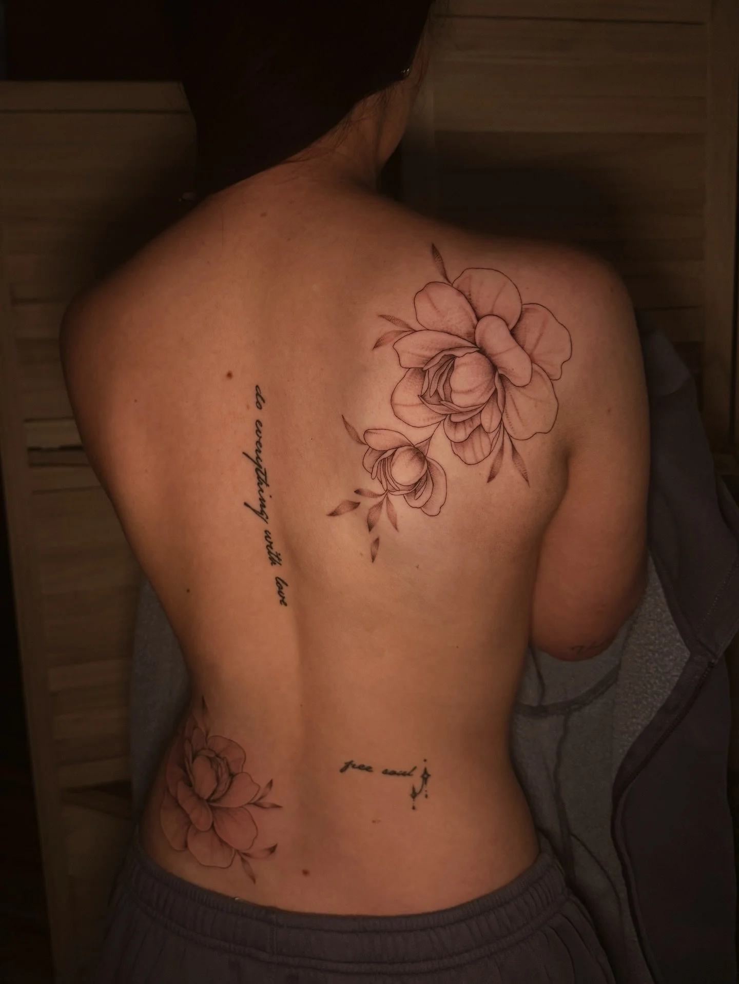 This is your sign to get florals on your back ✿ 
&bull;
#floraltattoo #backtattoo #finelinetattoo #blackandgreytattoo #cttattooartist