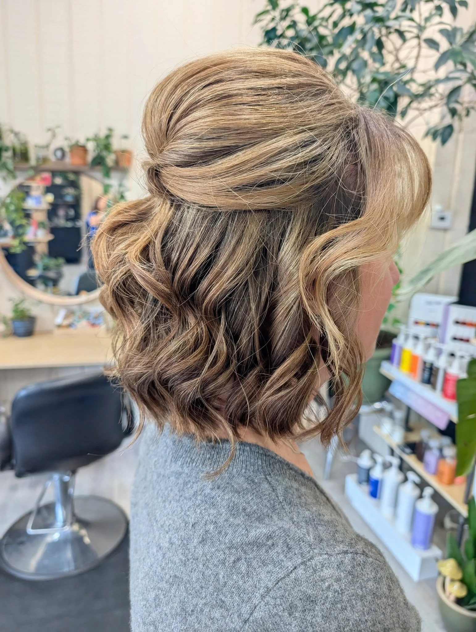#ellahuangbanffhairstylist #halfuphalfdown