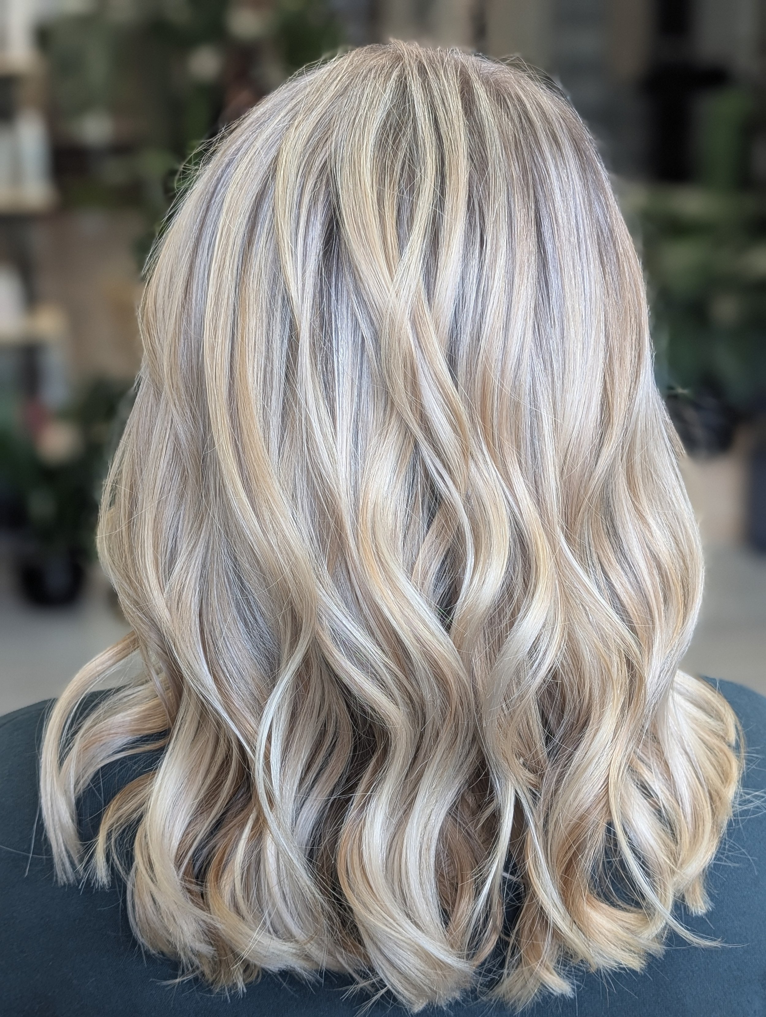 Back view of long, wavy blonde hair.