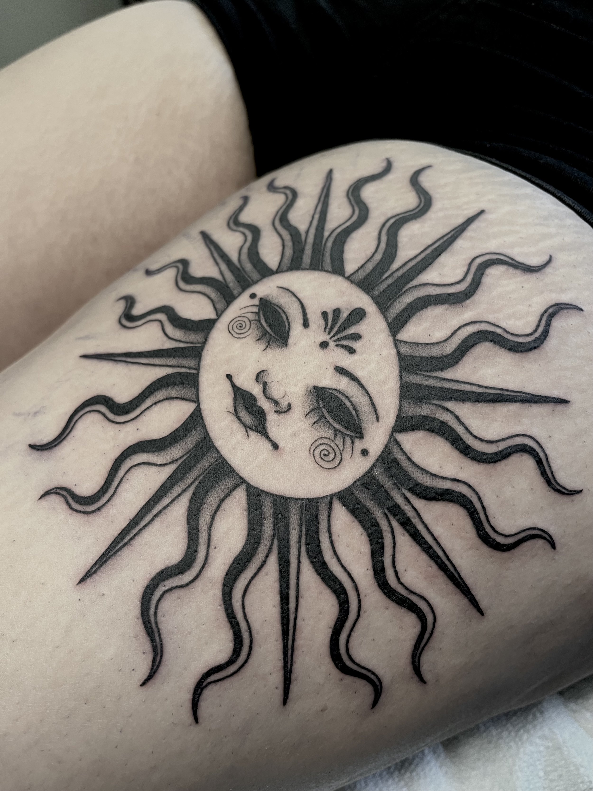 Artist: Aleia Accioly— Ornamental thigh sun