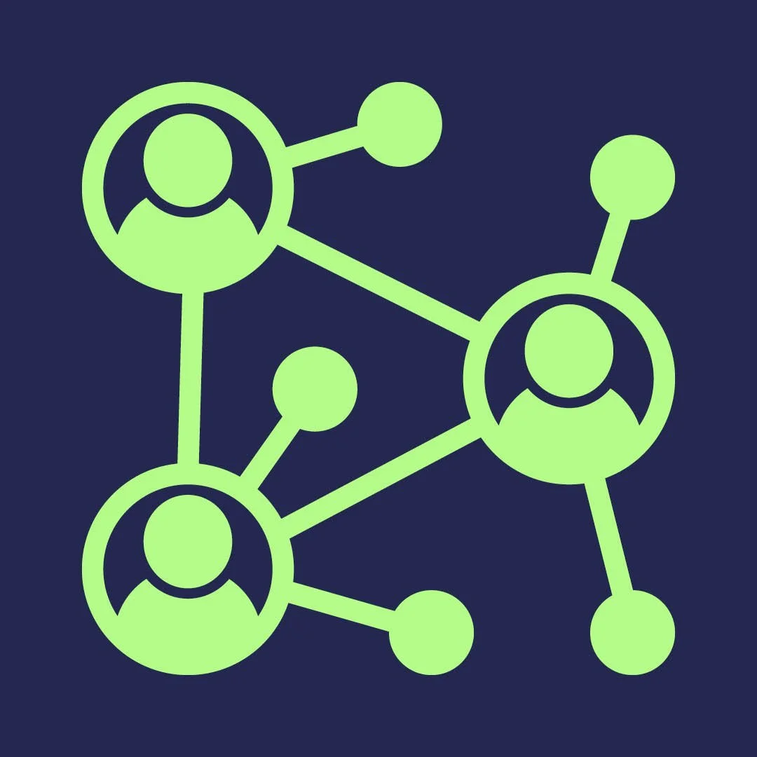 Grafische Darstellung eines sozialen Netzwerks mit drei Menschen, verbunden durch Linien, auf dunklem Hintergrund.