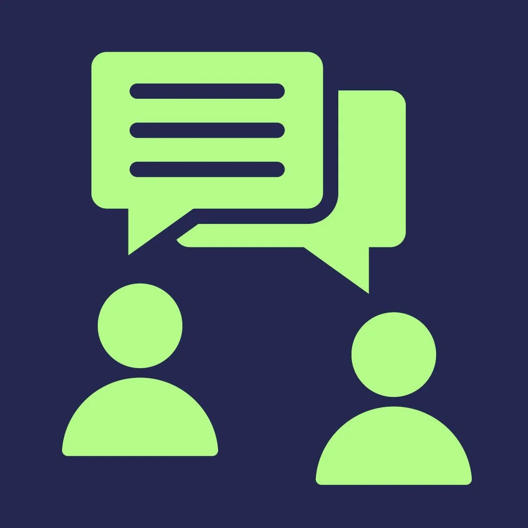 Symbolbild für Kommunikation, zwei Personen mit Sprechblasen im Gespräch