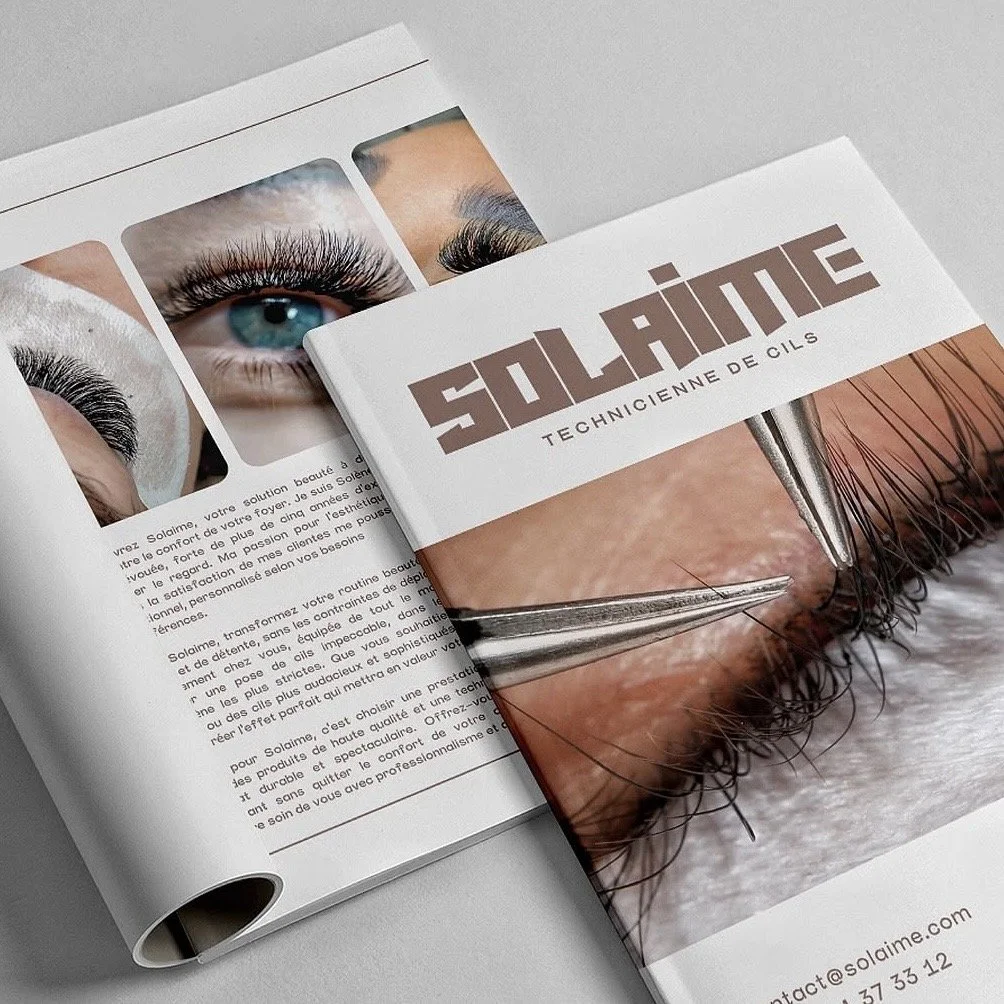 Brochures et magazine sur la beauté des yeux, montrant des clos d'œil avec de faux cils et une image d'un cil étant placé lors d'une extension de cils.