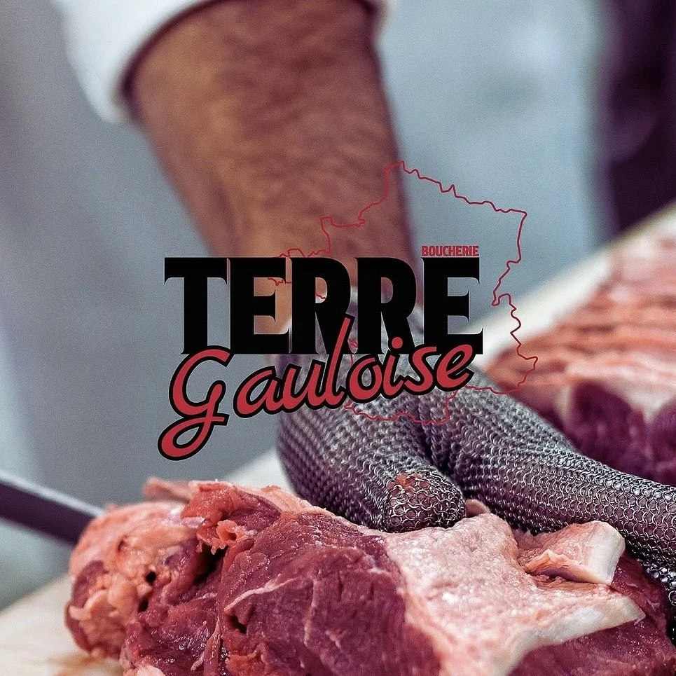 Présentation de la boucherie Terres Galoise avec une pièce de viande et un logo superposé.