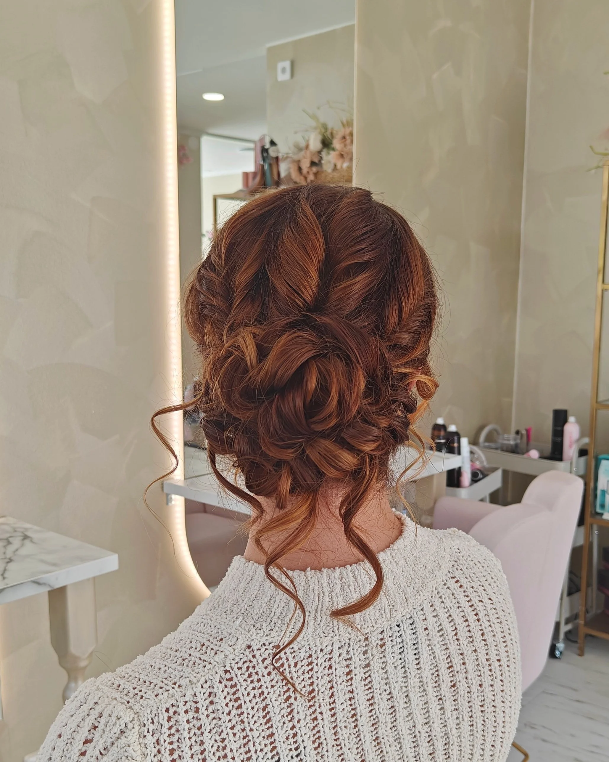 Boho-tyylinen nutturakampaus pitkiin hiuksiin, tekijä Emma Jokikokko.