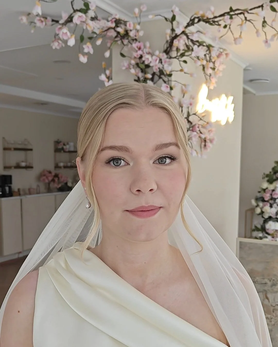 Luonnollinen ja pehmeä häämeikki kesämorsiamelle, meikkaaja Emma Jokikokko.
