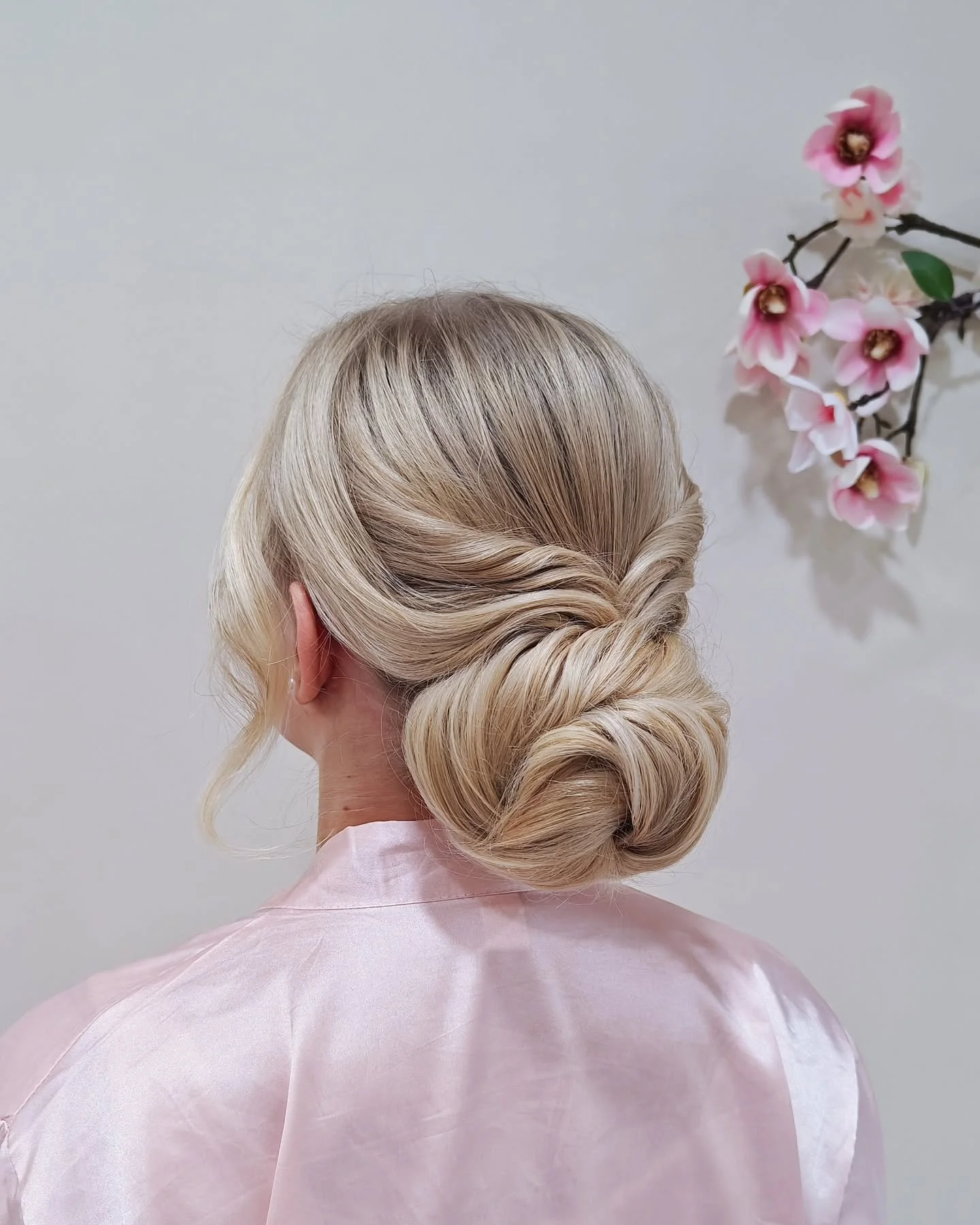 Juhlakampaustreeni&auml; meid&auml;n ihanalle @hairbyannni lle 🥰 tuli aika muhkea kieputusnuttura 🤭🩷 

#morsiuskampaus #juhlakampaus

Juhlakampaus Oulu, h&auml;&auml;meikki Oulu, meikkaaja Oulu, morsiusmeikki Oulu, juhlameikkaus Oulu, juhlameikki 