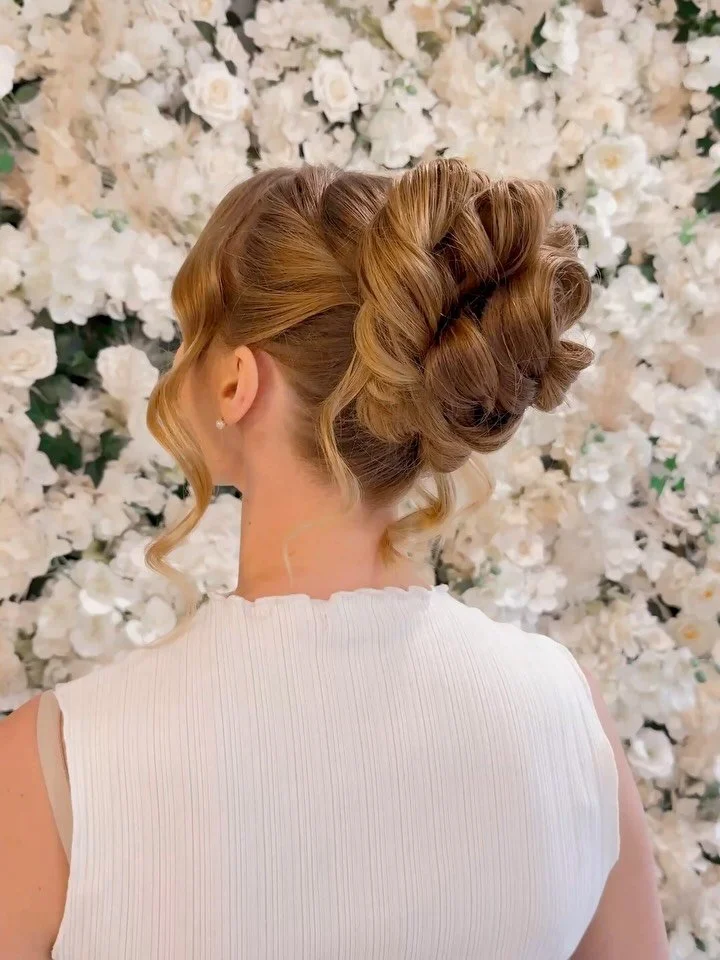 Korkea nuttura ja juhlameikki 🤍

Kiitos ihana Henna, kun tulit malliksi harjoituskampaukseen 🥰

Harjoittelin samalla uuden puhelimen k&auml;ytt&ouml;&auml; ja t&auml;llai pime&auml;n&auml; vuodenaikana v&auml;h&auml;n haastavaa v&auml;lill&auml; sa