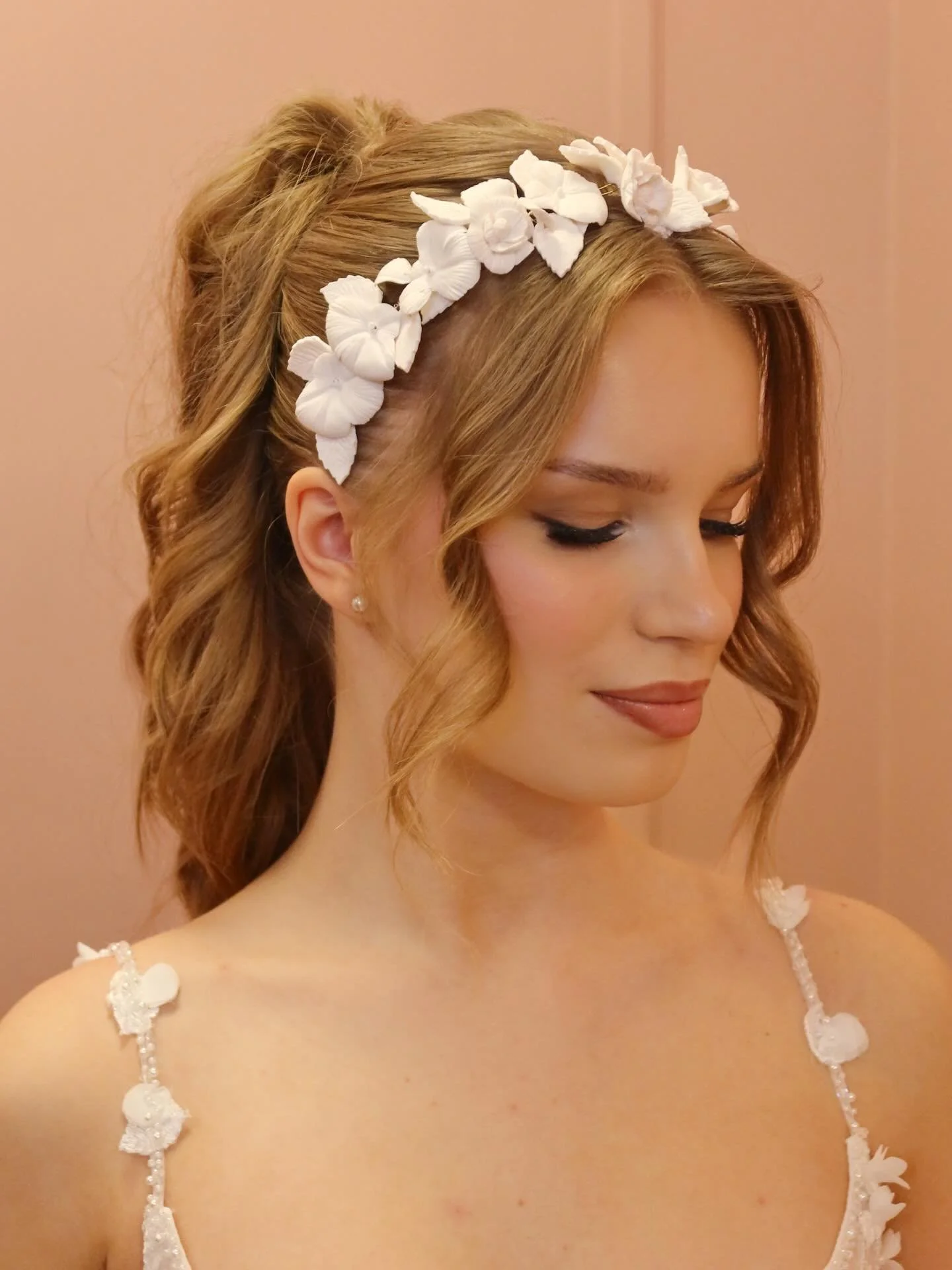 Saimi 🤍

Saimin n&auml;yt&ouml;smeikist&auml; halusin tehd&auml; jotain trendikk&auml;&auml;mp&auml;&auml;, vaikka yleens&auml; tavoittelen mahdollisimman ajattomia h&auml;&auml;meikkej&auml;.

Meikkipohja on kevyt ja hehkuva ja silm&auml;meikki hyv