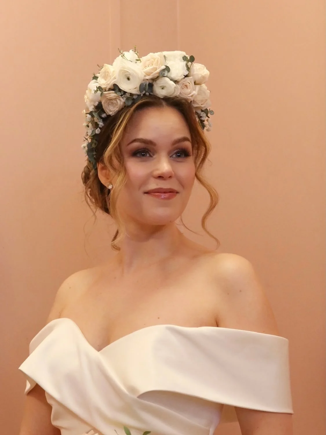 Katri 🩷

Katrin n&auml;yt&ouml;slook koostui upeasta suurihelmaisesta h&auml;&auml;puvusta, n&auml;ytt&auml;v&auml;st&auml; kukkakruunusta ja muhkeasta niskanutturasta, joten halusin tehd&auml; meikin joka sopisi t&auml;h&auml;n kokonaisuuteen. Roma