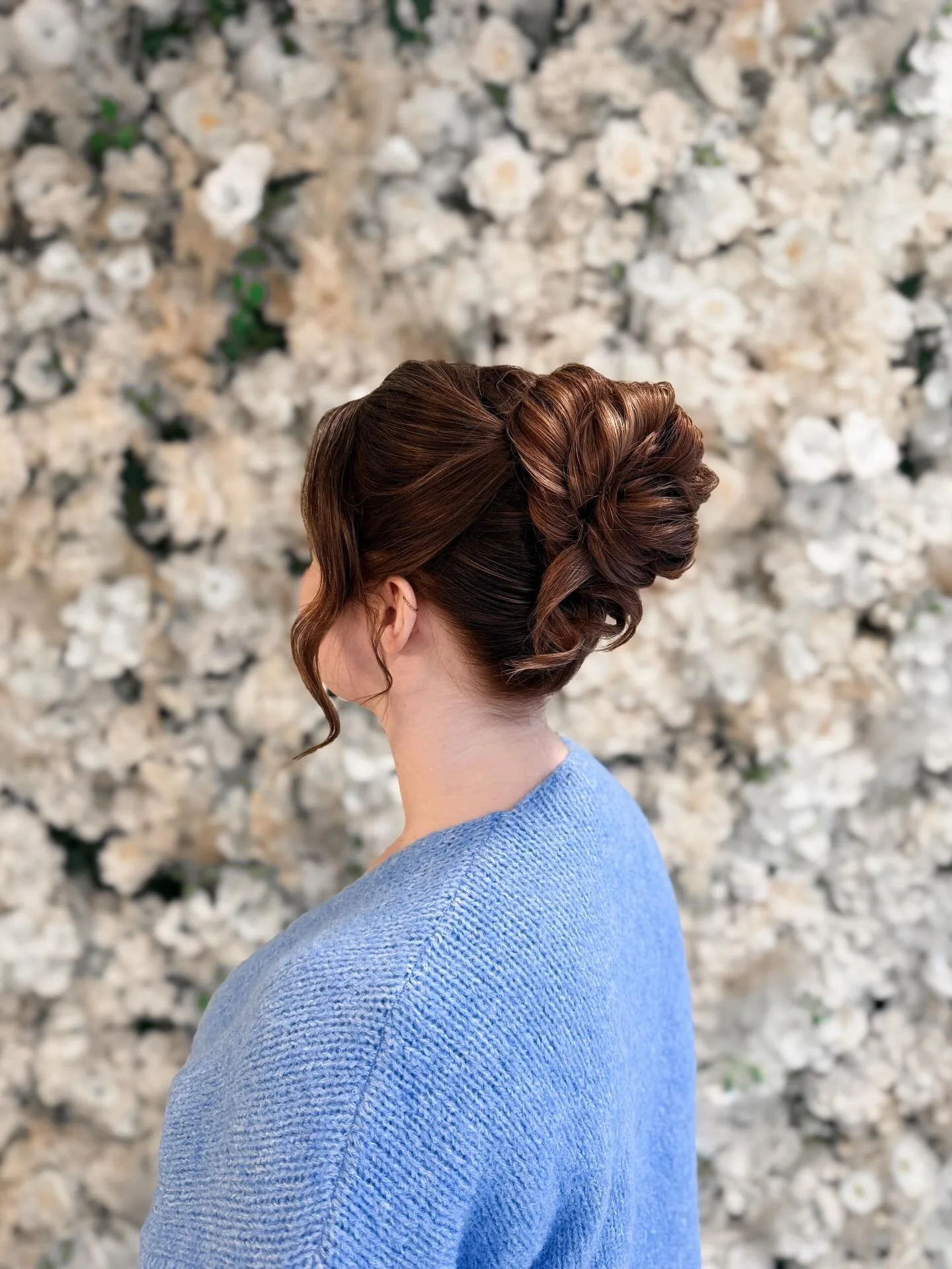 Juhla- ja pikakampauksia alkuvuodelta 🩵

Juhlakampaus Oulu, h&auml;&auml;kampaus Oulu, morsiuskampaus Oulu, bridal mua oulu, bridal hair Oulu, juhlakampaus Oulu