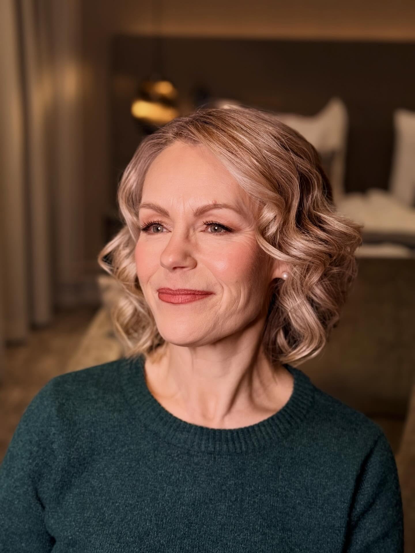 Juhlameikki ja pikakampaus ✨ t&auml;m&auml;n kaunottaren siskot yll&auml;ttiv&auml;t h&auml;net syntym&auml;p&auml;iv&auml;n&auml;&auml;n mm. tilaamalla minut ehostamaan h&auml;net juhlaan 🥰 

Kiitos 🩷✨

h&auml;&auml;meikki Oulu, meikkaaja Oulu, mo