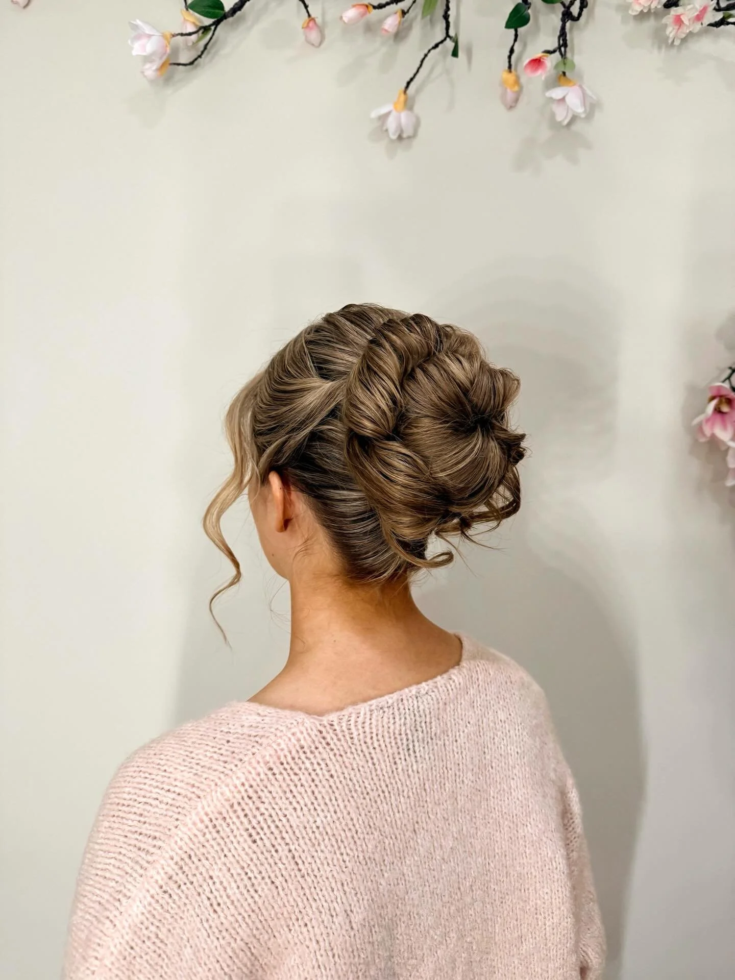 Mun eka wanhojen kampaus 🥰 tein wanhoihin vain yhden kampauksen ja pari meikki&auml;. Ensi vuonna teen vain kampauksia 😁 oli kiva aamu isolla porukalla ja niin paljon upeita pukuja ja kauniita nuoria naisia 🩷

#wanhat2026 #vanhojentanssit2026 #wan