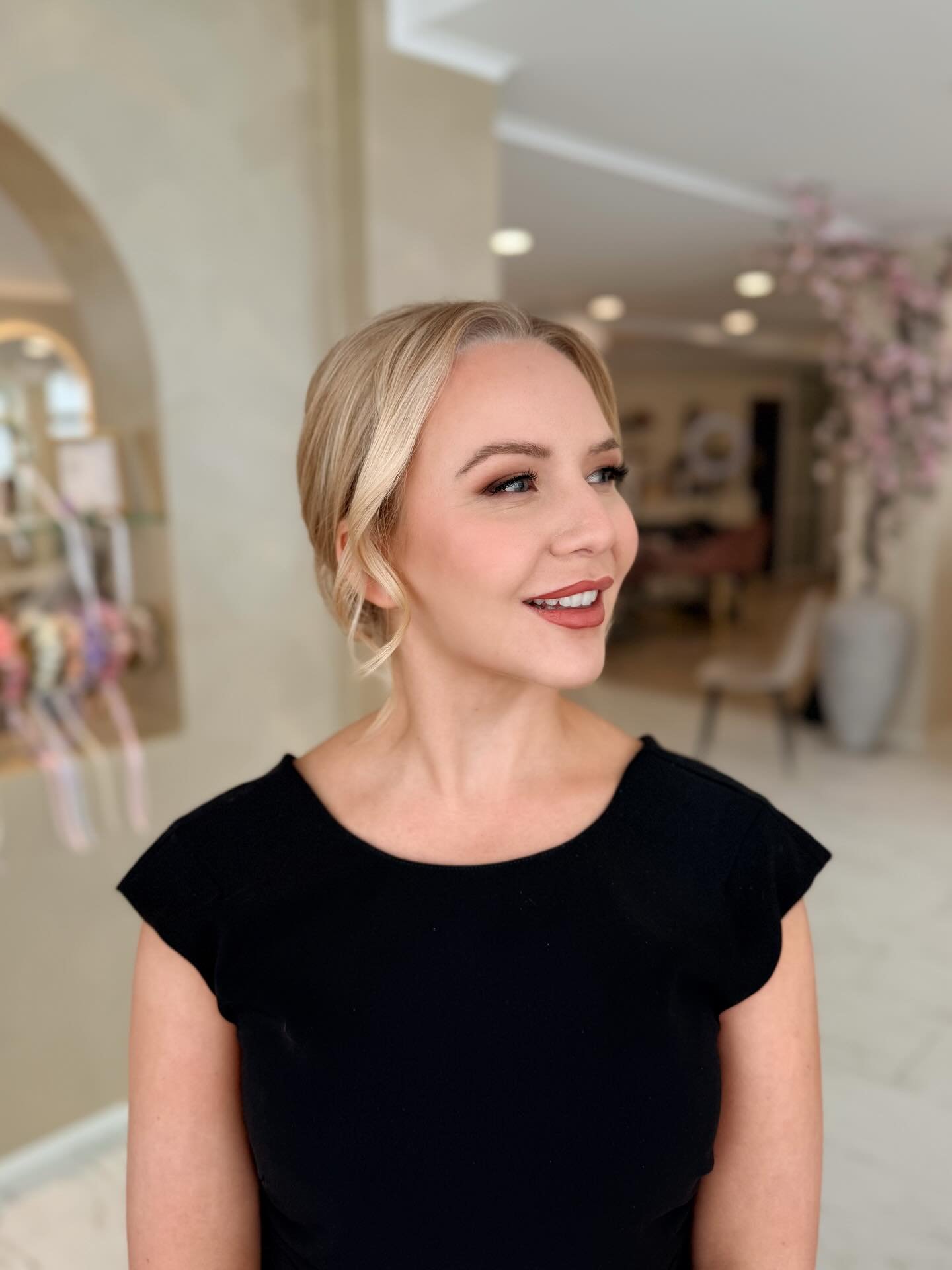 T&auml;m&auml; upeus on k&auml;ynyt mun penkiss&auml; meikattavana jo monen monta kertaa 🩷 viime viikonloppuna meikkailtiin kahtena p&auml;iv&auml;n&auml;, ensin t&auml;&auml; tummempi meikki ja seuraavana p&auml;iv&auml;n&auml; v&auml;h&auml;n vaal