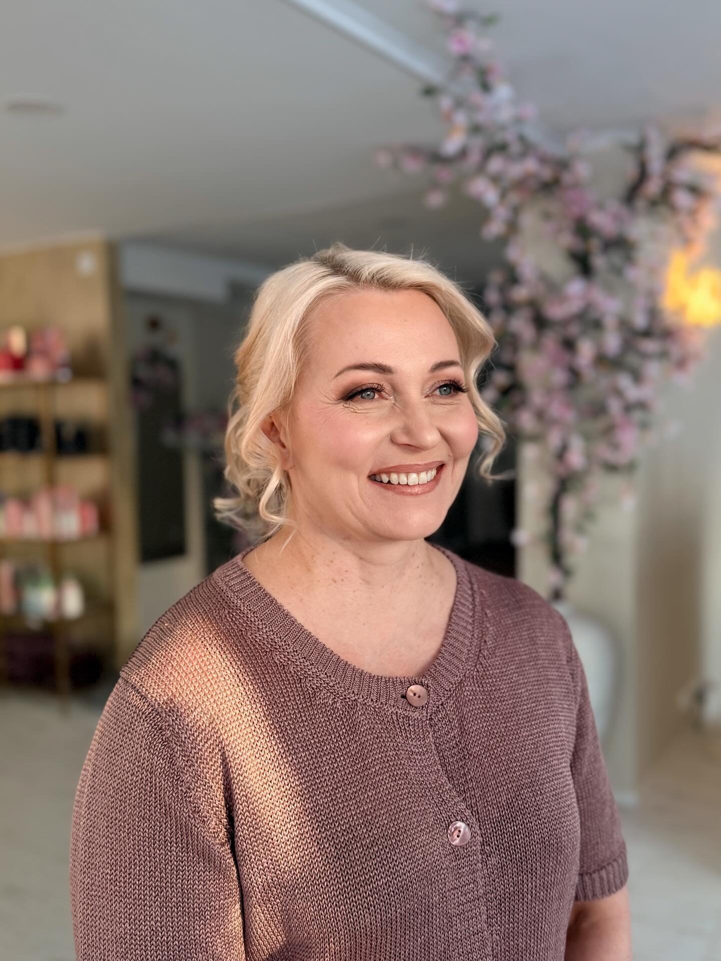 Upea meikkiasiakkaani viime viikonlopulta 🤍 

h&auml;&auml;meikki Oulu, meikkaaja Oulu, morsiusmeikki Oulu, juhlameikkaus Oulu, juhlameikki Oulu, meikkaaja Oulussa, meikkauspalvelut Oulu, kauneuspalvelut Oulu, bridal makeup Oulu, wedding makeup Oulu