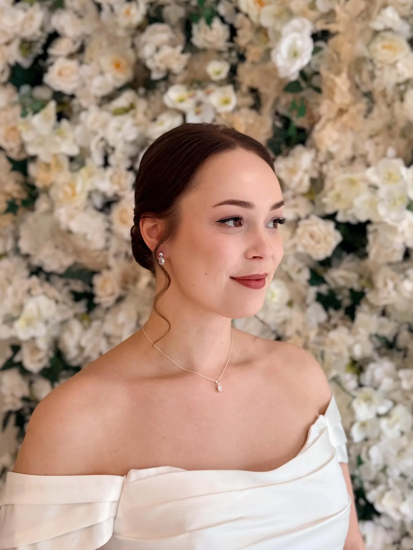 Suloinen morsian Juuli 🌹

Meill&auml; oli lauantaina ihana aamu Juulin ja h&auml;nen seurueensa kanssa, ja saimme todistaa my&ouml;s herkist&auml;v&auml;&auml; first look -hetke&auml; 🥹❤️ Paljon onnea J&amp;M 🌹

h&auml;&auml;meikki Oulu, meikkaaja