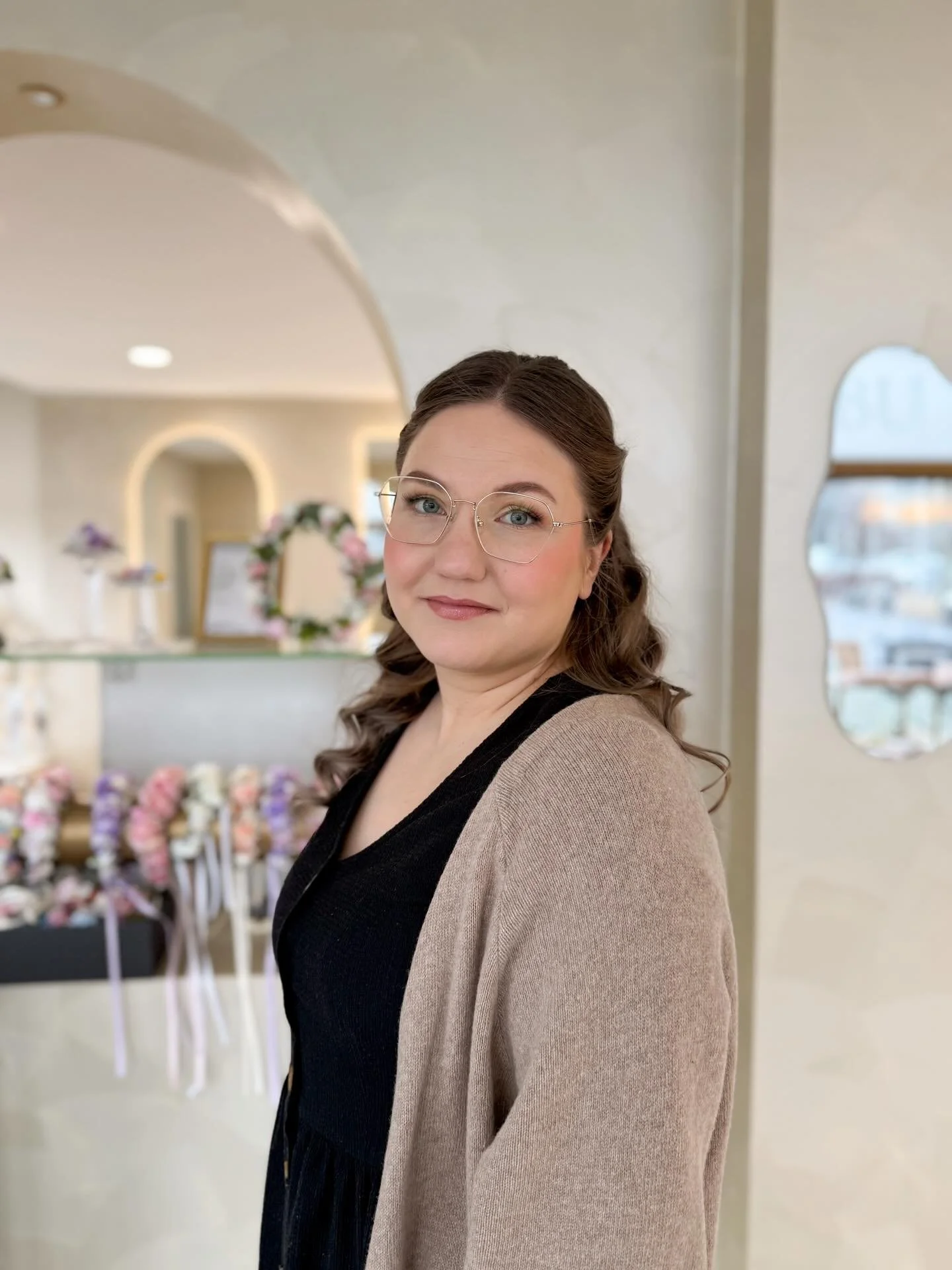 Juhlap&auml;iv&auml;n aamun stressi&auml; voi helpottaa huomattavasti, kun antaa ammattilaisen hoitaa meikin ja kampauksen ☺️🩷 On ihanaa saada vain istua rauhassa ja samalla valmistuu juhlaehostus (tai n&auml;in asiakkaat kertovat 😅). T&auml;ss&aum