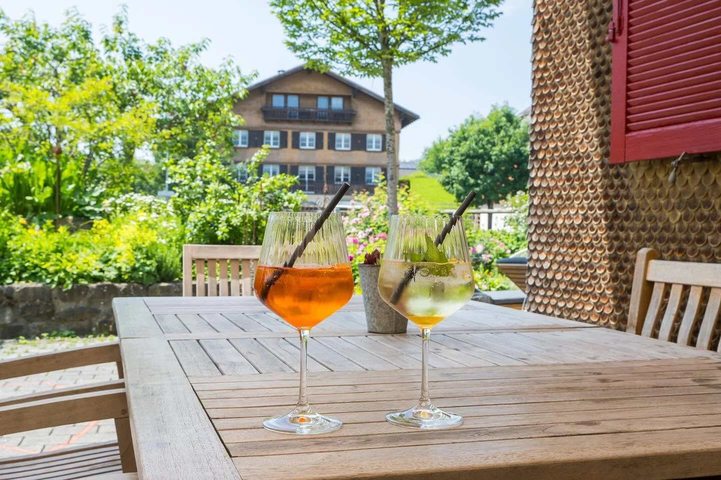 🥂 cheerrrss 🥂

Jeden Tag gibt es einen Grund zum Ansto&szlig;en. Ob mit einem erfrischenden Aperol Spritz, Rosato Rhabarber, Gin Tonic oder einer leckeren alkoholfreien Variante. 🍹🍸

Was ist Dein Lieblingsgetr&auml;nk? Teile es mit uns&hellip;

#