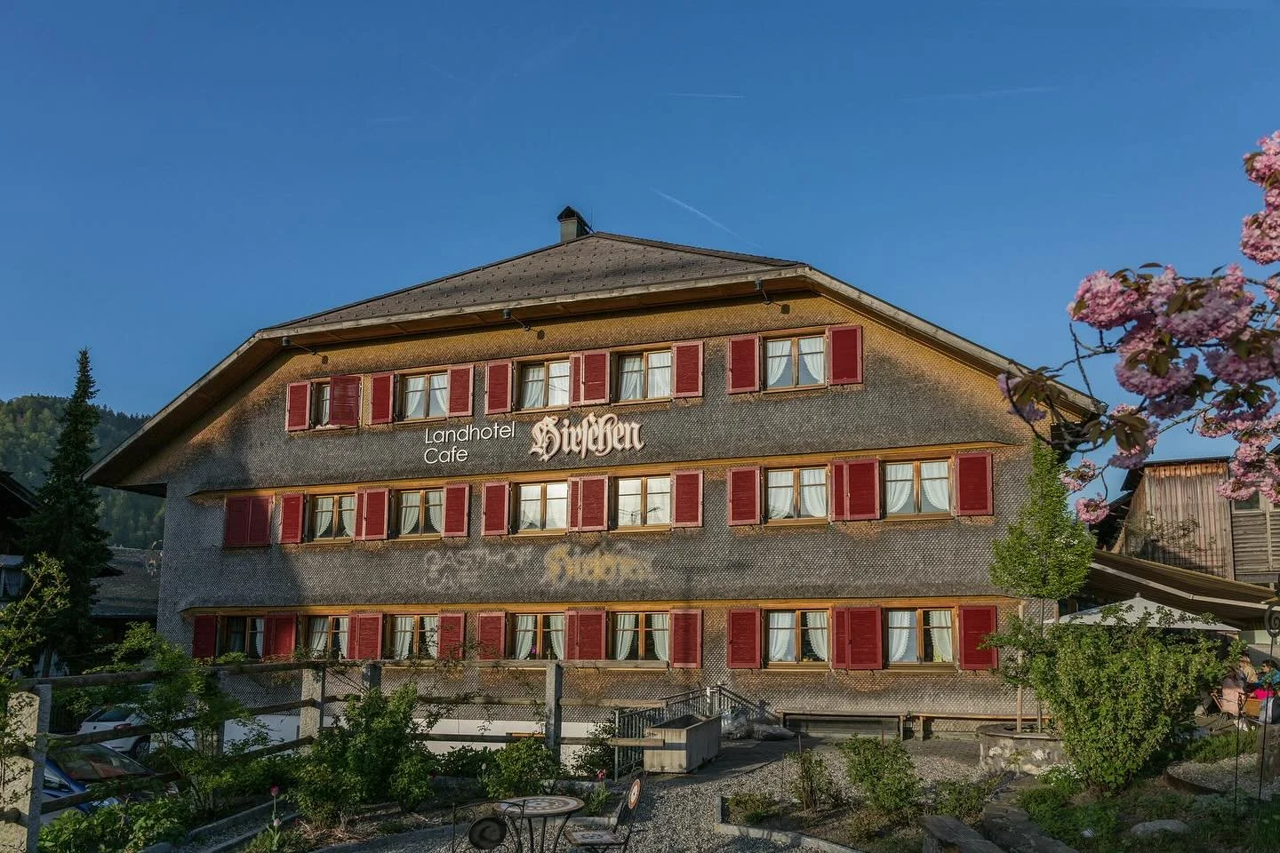 ☀️ kurze pause ☀️

Wir machen zwei Wochen Urlaub zum Auftanken, Durchatmen und um neue Energie zu sammeln.🌿

Ab 17. Juli sind wir wieder mit frischem Schwung &amp; vielen K&ouml;stlichkeiten f&uuml;r Euch da!🍽️

#landhotelhirschen #landhotel #hirsc
