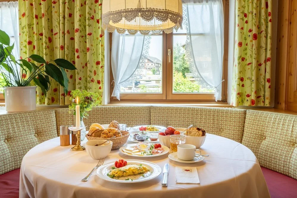 Genussvoller Start in den Tag ☀️🥐

Mit viel Liebe zubereitet &ndash; regionale Produkte, hausgemachte Marmeladen, knuspriges Granola, frisch zubereitete Eierspeisen und vieles mehr warten auf Dich.✨

Finde dein perfektes Fr&uuml;hst&uuml;ck und star