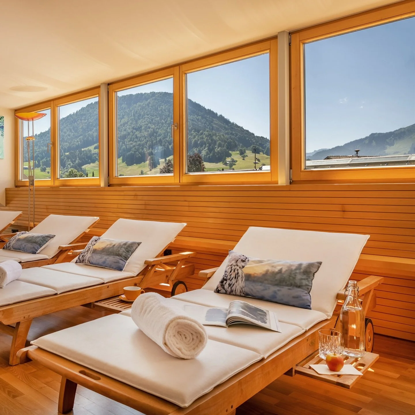 Zeit f&uuml;r Entspannung 💆🏼

In unserem Weitblickraum sorgt nicht nur der Ausblick f&uuml;r Entspannung. Auch mit Massagen, Farblichtbehandlungen, wohltuenden B&auml;dern oder Kl&auml;ngen laden wir Dich ein, dich dem Moment hinzugeben. 

Finde De