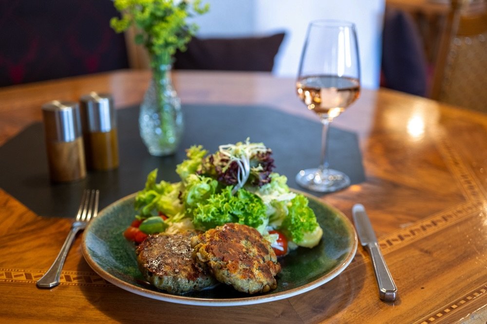 genie&szlig;en ✨

Ganz gleich, ob kleiner Appetit, herzhafter Hunger oder ein gem&uuml;tliches Abendessen in guter Gesellschaft: bei uns findet jeder sein Lieblingsgericht.🍴

Welches ist deins?

Reserviere jetzt noch schnell deinen Tisch f&uuml;r di