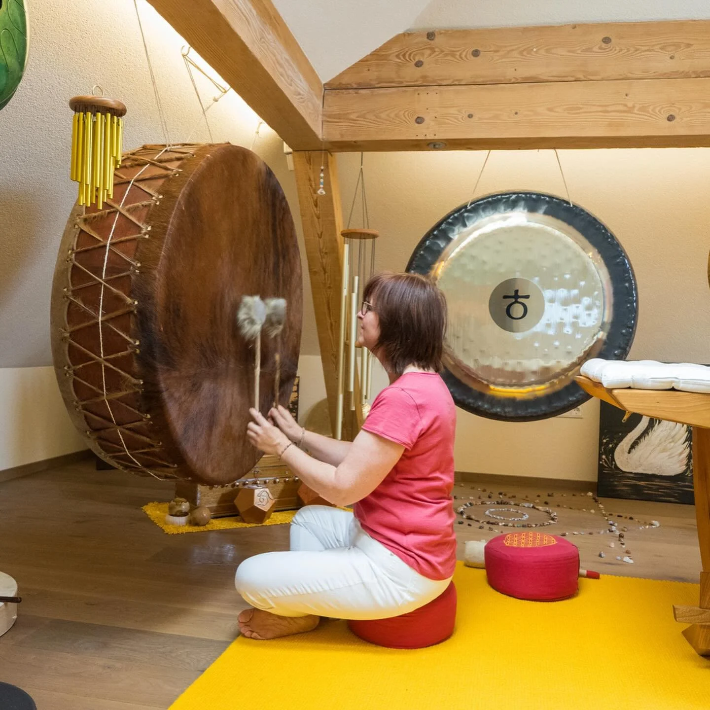 💫 wenn Kl&auml;nge ber&uuml;hren 💫

Sanfte Schwingungen, tiefe Entspannung und eine Moment nur f&uuml;r Dich. Unsere Klangbehandlung l&auml;dt ein zum Loslassen, Auftanken und Ankommen - im Hier und Jetzt.

Buche jetzt Deinen pers&ouml;nlichen Wohl