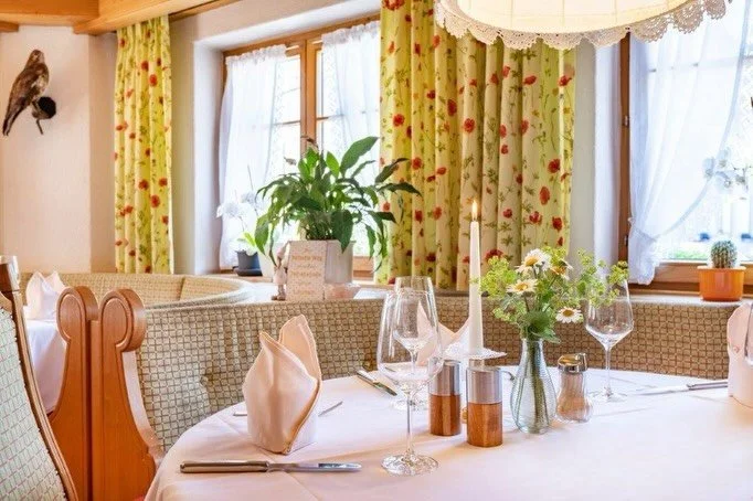 Eingedeckt&hellip;

In unserem gem&uuml;tlichen Restaurant laden wir Dich ein, genussvolle Zeiten zu verbringen - ob zu zweit oder mit der ganzen Familie. Unsere liebevoll eingerichteten Ecken sorgen f&uuml;r eine angenehme Atmosph&auml;re, in der du