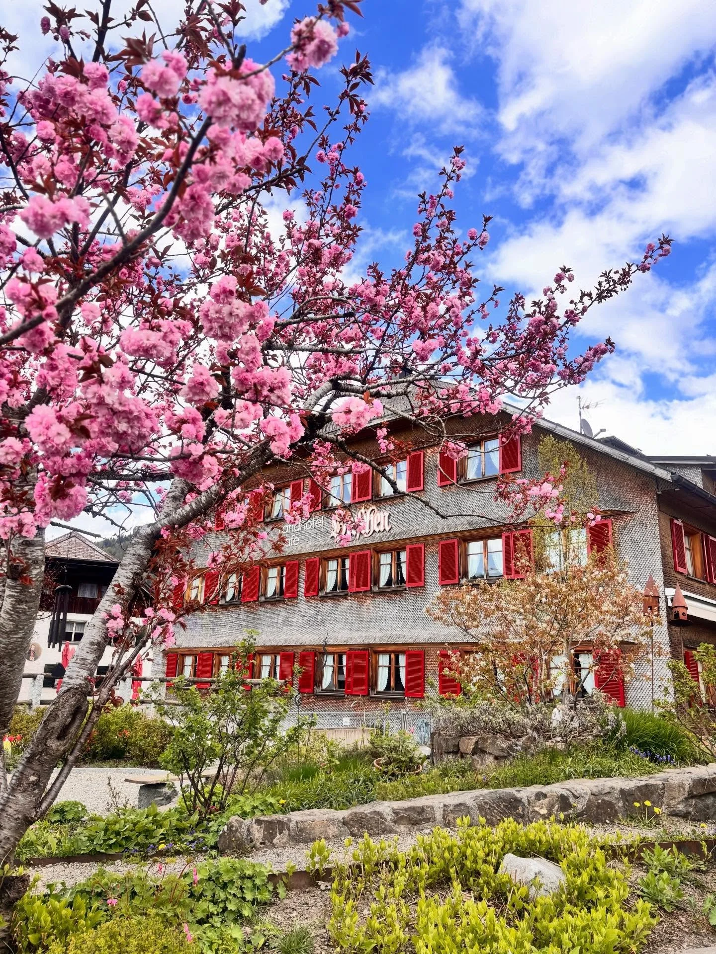 &bdquo;Endlich wieder Drau&szlig;en-Zeit! 🚲☀️
Rund um den Hirschen in Hittisau erwacht das Leben&hellip;
Wir freuen uns! 🦌

#ActiveSpring #NaturPur #VisitHittisau #Fr&uuml;hlingserwachen #WandernUndEntspannen&ldquo;