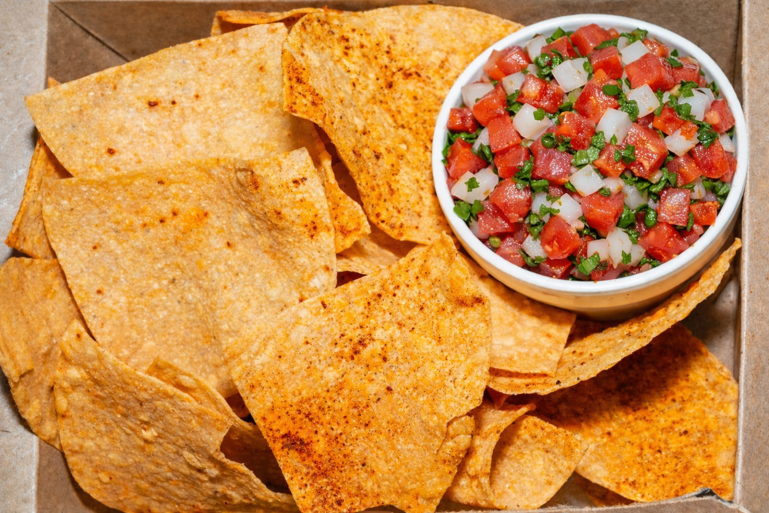 tomato salsa pico de gallo and chips