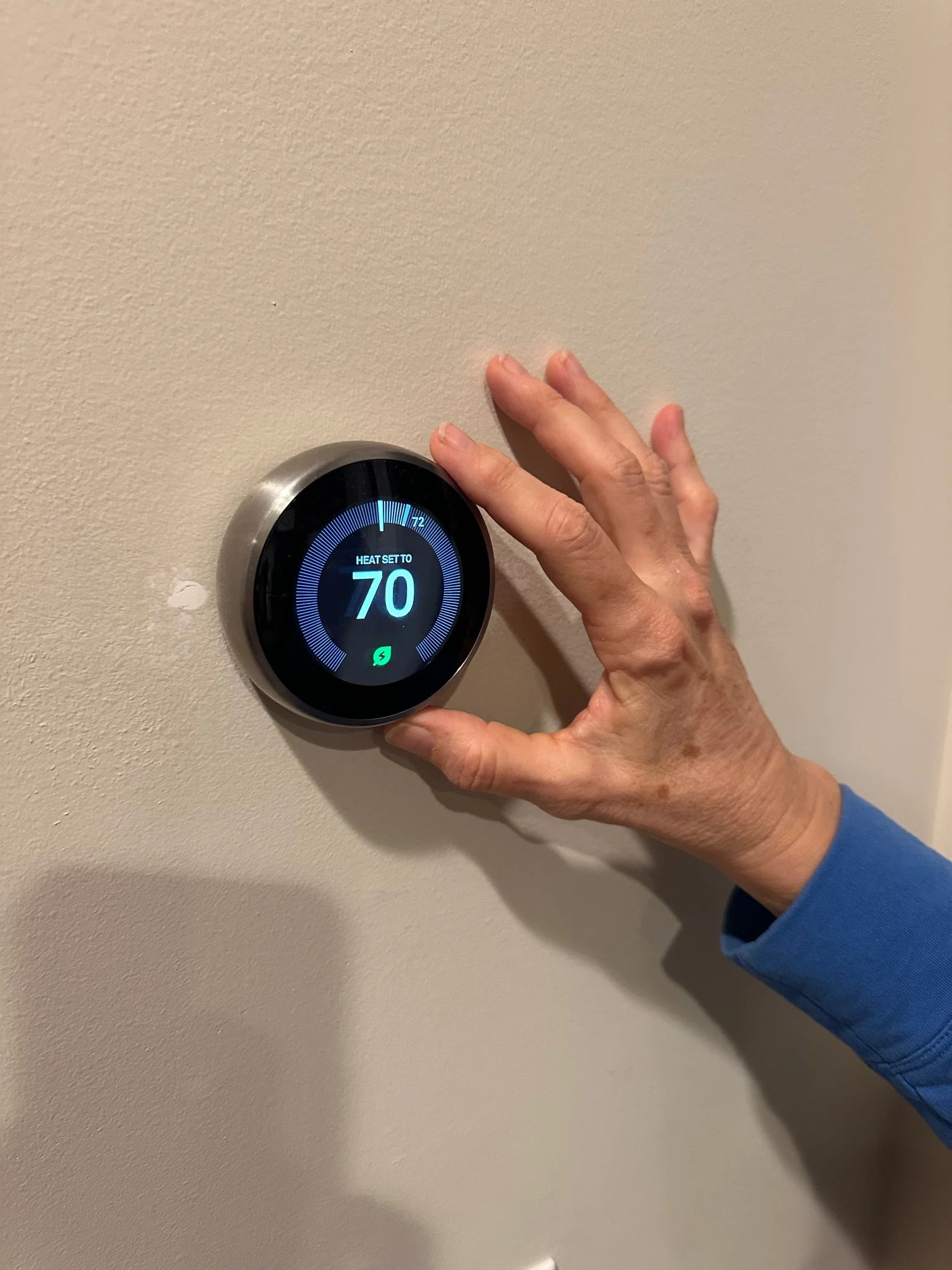 Digital thermostat displaying temperature settings for Kansas City winter heating efficiency