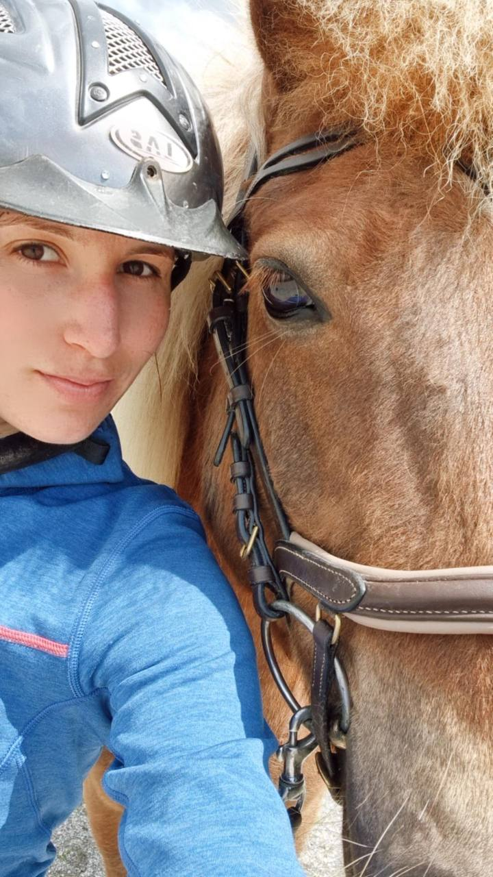 Dekle z islandskim konjem