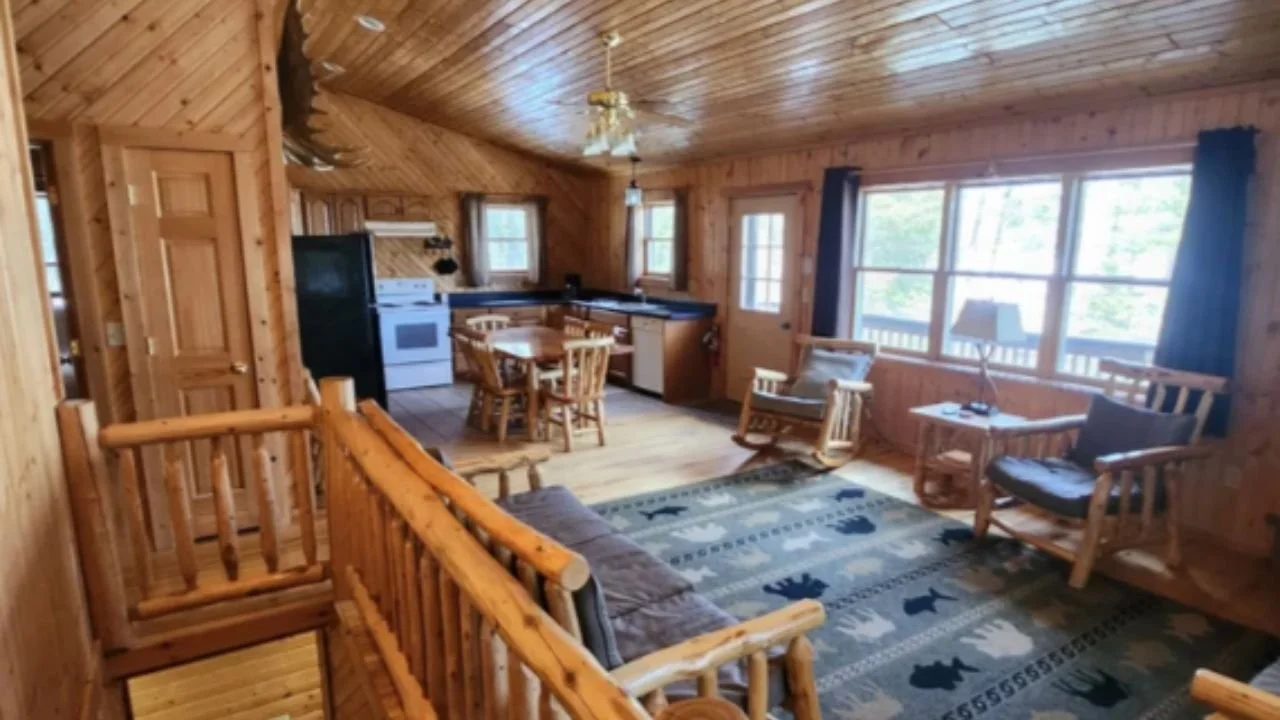 The interiors of Evergreen Cabin at Timber Trail Lodge.
