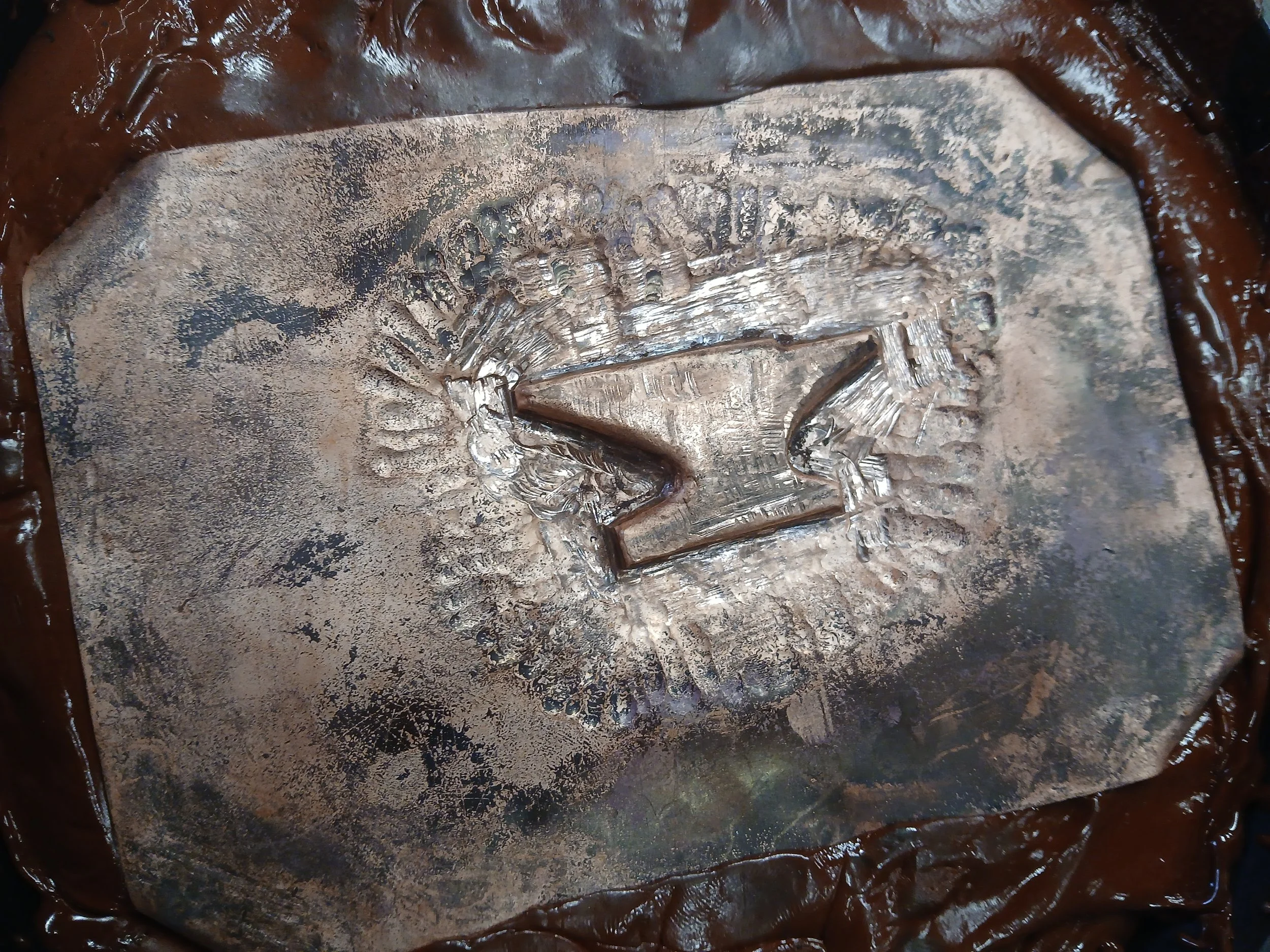 Handpunzierter Amboss in Kupferblech