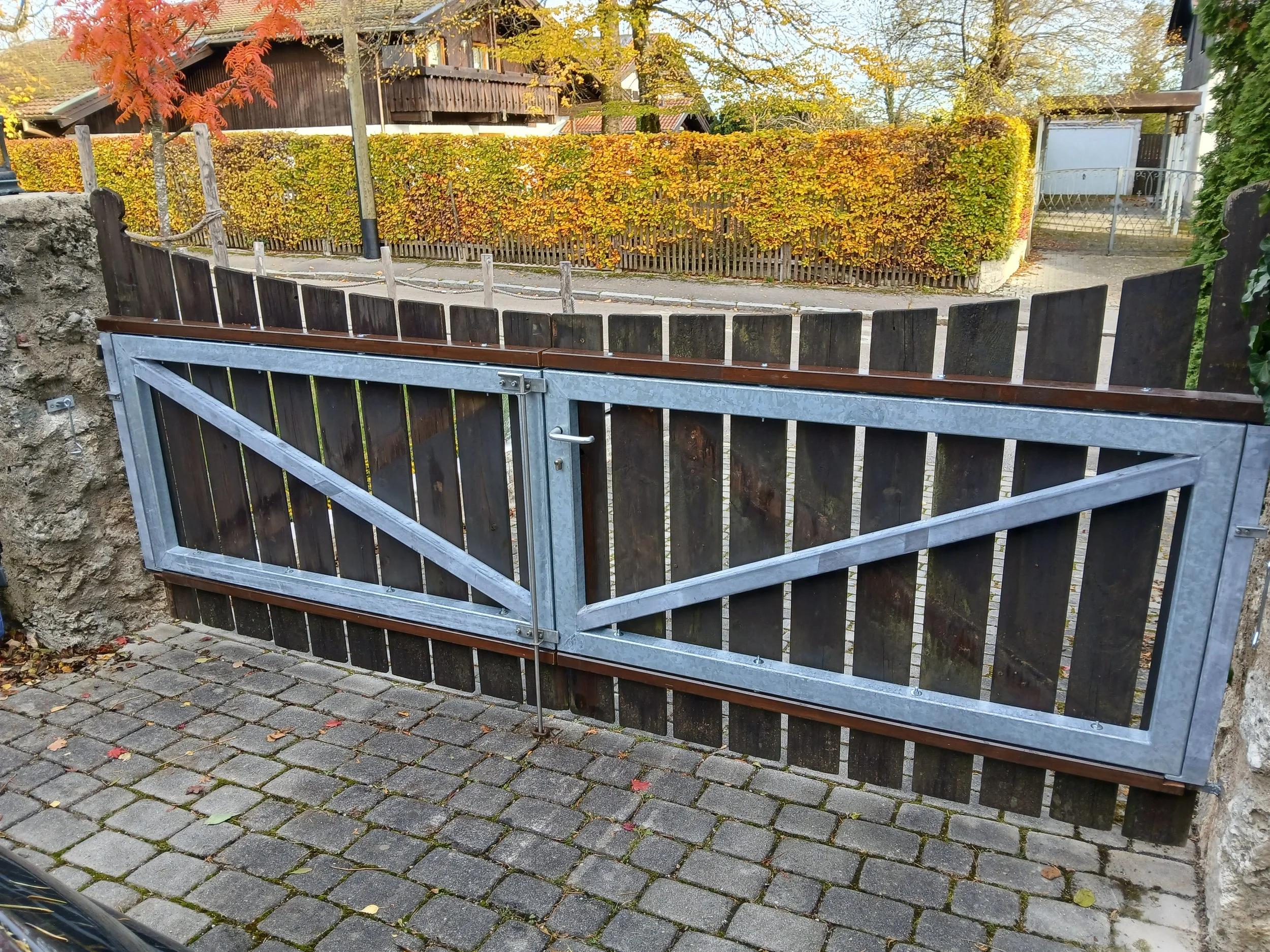 Restaurierung eines hölzernen Einfahrtstors